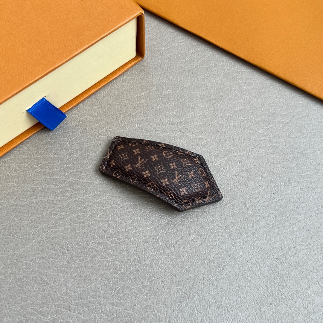 【】单只🔥新款🔥LV 发夹🔹🔹Louis Vuitton 路易威登🔹专柜一致材质 火爆款出货 设计独特 