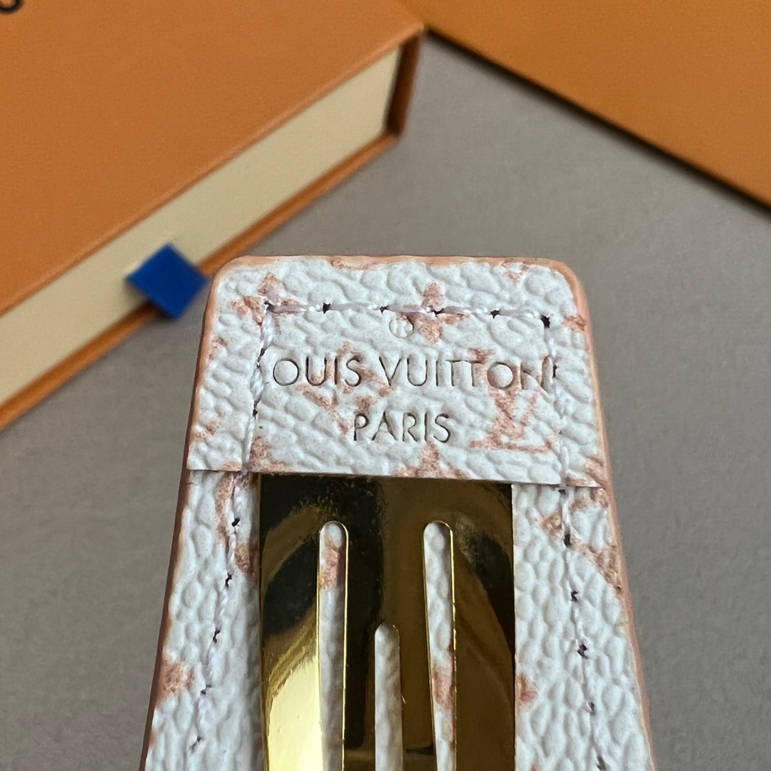 【】单只🔥新款🔥LV 发夹🔹🔹Louis Vuitton 路易威登🔹专柜一致材质 火爆款出货 设计独特 