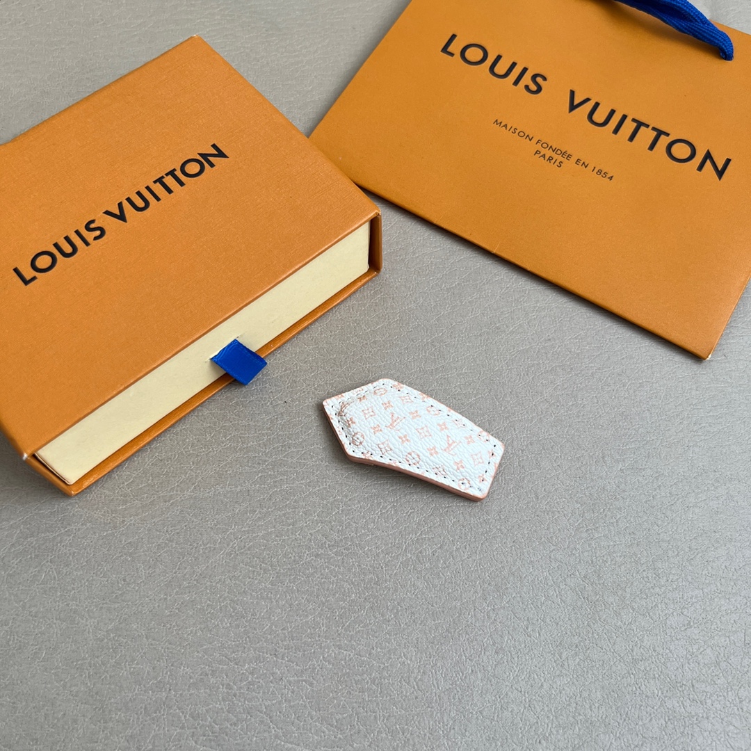 【】单只🔥新款🔥LV 发夹🔹🔹Louis Vuitton 路易威登🔹专柜一致材质 火爆款出货 设计独特 