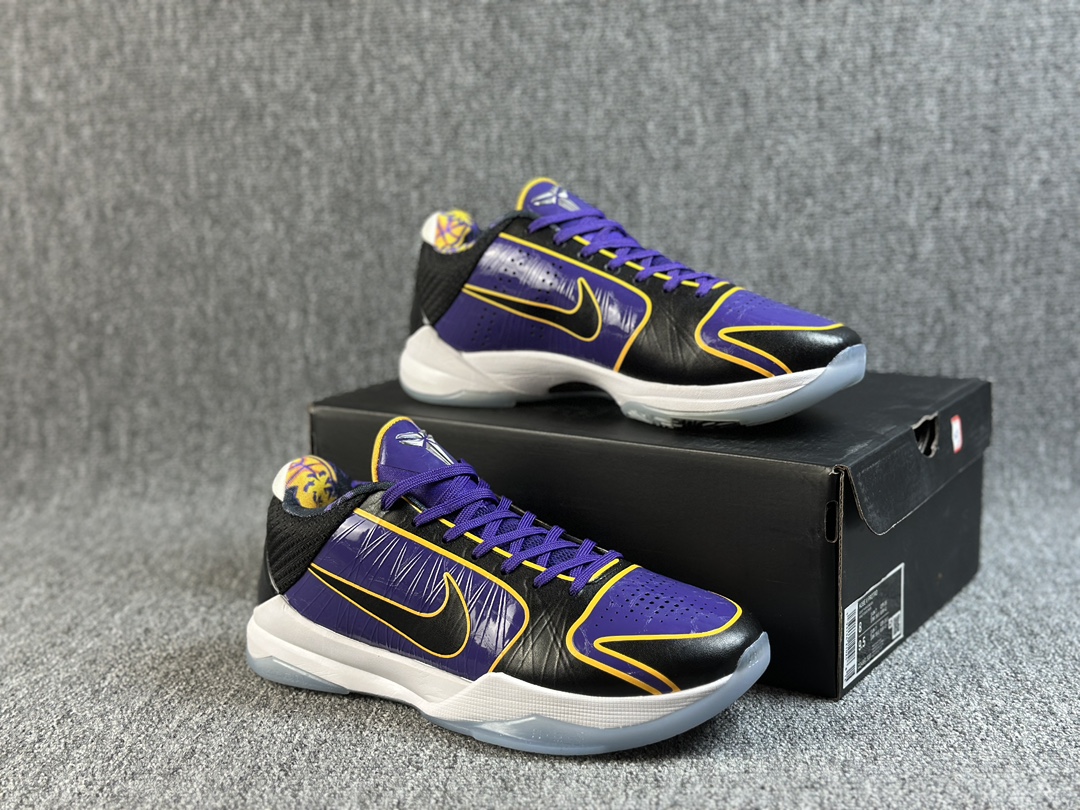 本地（）
CK纯原 科比5代 湖人紫色  Kobe 5 Protro “Lakers”  科比5“Lakers” 以黑色沉稳色调打底的紫金配色，有着熟悉的湖人队气息。 鞋垫上还带有 LA 字样，直击主题，最后白色中底搭配冰蓝色水晶外底，方形碳板一览无余。为我们呈现了一双颜值和个性十分均衡的科比战靴新配色。 1:1材料，真飞线高频，带气垫，真碳纤板。
货号：CD4991-500
🌵Size：39 40 40.5 41 42 42.5 43 44 45 46 47.5 48.5