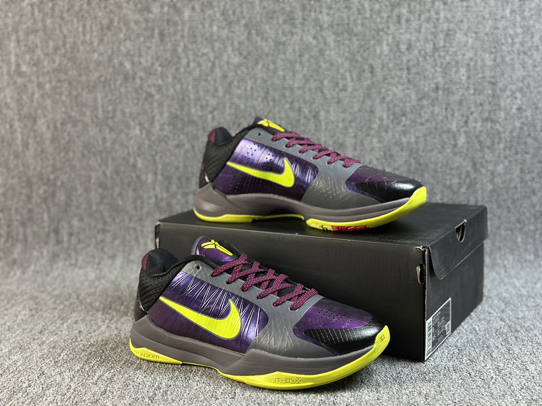 本地（）
CK纯原 NK ZOOM KOBE 5 Protro "Bruce Lee"
渠道纯原研发一比一生产线 科比五代 紫小丑
货号 CD4991-001
#Zoom Turbo气垫➕后掌EVA缓震 实战配置直接拉满
#原楦纸板开发 鞋身流线型、后跟塑形，区分土肥圆
#原档数据3D打印 鞋面细节匹配原版
#全身鞋材卡料色独家定制 唯一正确喷漆SWOOSH 
#NK专利Flyknit飞线科技，给予鞋身足够抗扭矩力
#真实底模最大47.5  实战利器 专供海外市场
Size：40 40.5 41 42 42.5 43 44 44.5 45 46 47.5 48.5
（脚宽、脚胖 建议买大半码）