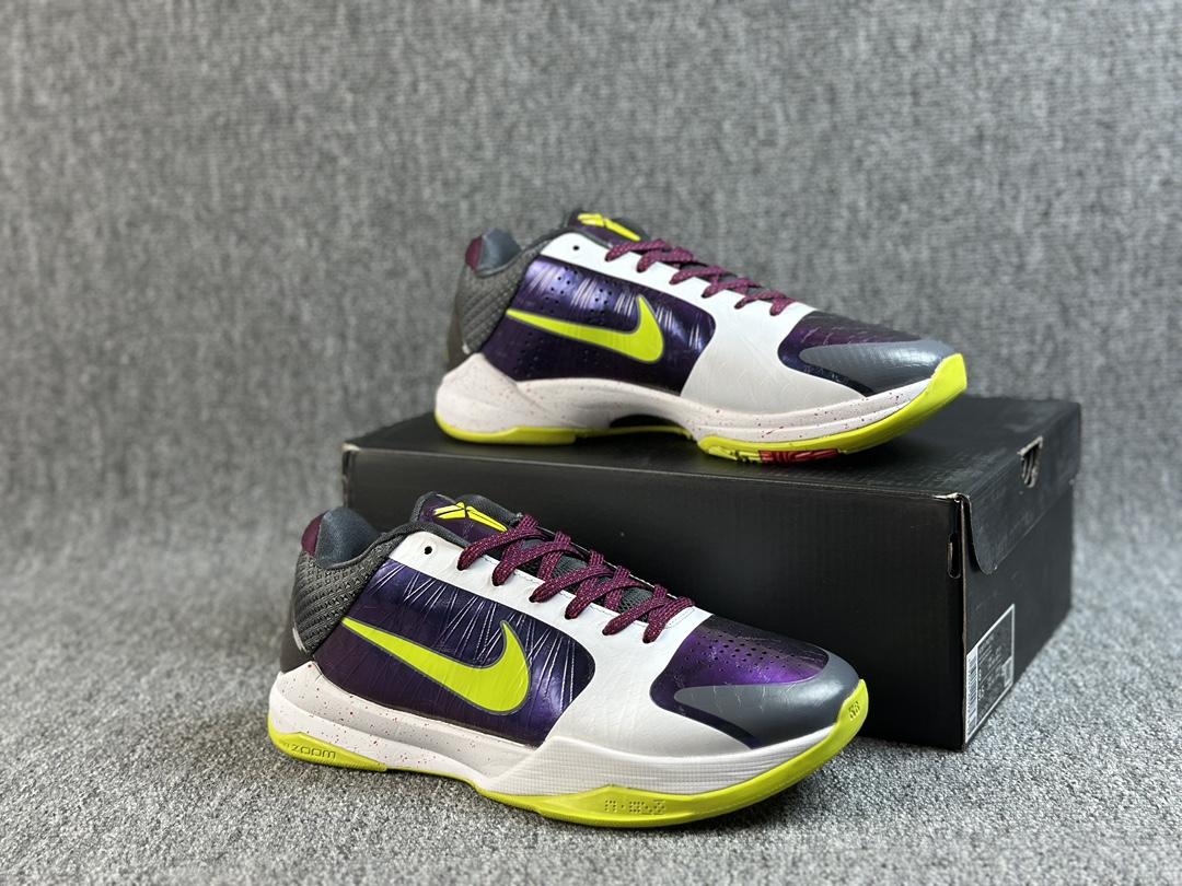 本地（）
CK纯原 NK ZOOM KOBE 5 Protro "Bruce Lee"
渠道纯原研发一比一生产线 科比五代 小丑 货号CD4991-100
#Zoom Turbo气垫➕后掌EVA缓震 实战配置直接拉满
#原楦纸板开发 鞋身流线型、后跟塑形，区分土肥圆
#原档数据3D打印 鞋面细节匹配原版
#全身鞋材卡料色独家定制 唯一正确喷漆SWOOSH 
#NK专利Flyknit飞线科技，给予鞋身足够抗扭矩力
#真实底模最大48.5  实战利器 专供海外市场
Size：40 40.5 41 42 42.5 43 44 44.5 45 46 47.5 48.5
（脚宽、脚胖 建议买大半码）
