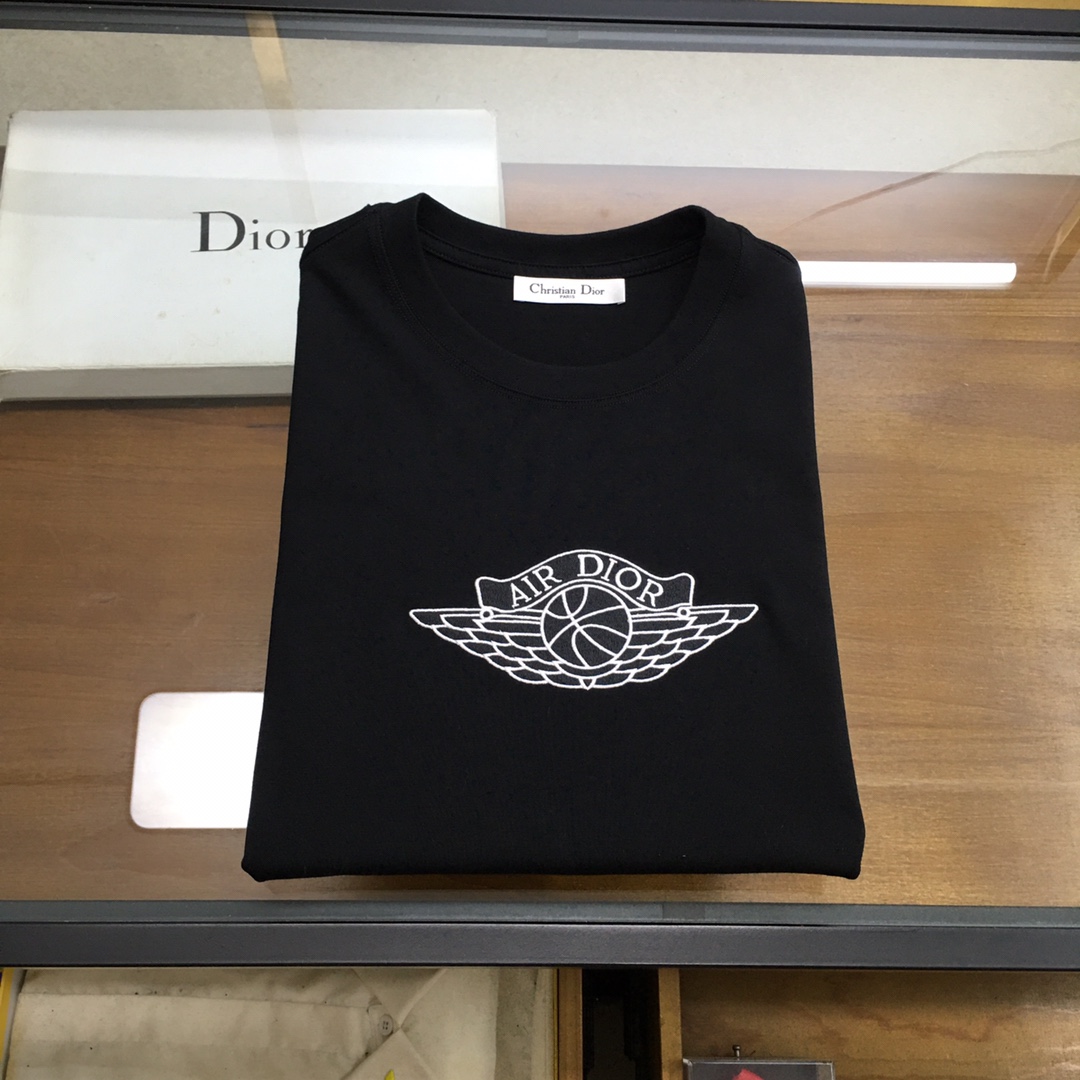 NO:446955,New product [D.ior...] (slightly loose) The latest short-sleeved round-neck T-shirt in the first spring and summer counter in 2025, high-end customization, avant-garde and fashionable design!  Brand logo heavy craft design, high-end customized mercerated cloud cotton fabric, soft feel, comfortable to wear, exquisite counter-level car line, fine workmanship, invincible and handsome upper body effect!  A must-have item for handsome men!  The color is shown in the figure. Code number M-3XL, T-shirt,tees, t-shirt,alexander wang19860909新品【D.ior...】（偏宽松） 2025春夏首发专柜最新款短袖圆领T恤 高端订制 设计前卫时尚！品牌logo重工艺设计 高端定制丝光云朵棉面料.手感柔软.穿着舒适.专柜级别精致车线.做工精细.上身效果无敌帅气！型男必备单品！ 颜色如图 码数M-3XL,,T-shirt,tees，t-shirt,alexander wang,Men's clothing