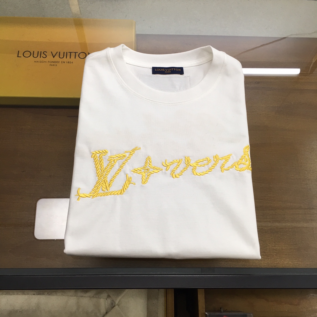 NO:446962,New product [L.v...] (slightly loose) The latest short-sleeved round-neck T-shirt in the first counter in the spring and summer of 2025, high-end customization, avant-garde and fashionable design!  Brand logo heavy craft design, high-end customized mercerated cloud cotton fabric, soft feel, comfortable to wear, exquisite counter-level car line, fine workmanship, invincible and handsome upper body effect!  A must-have item for handsome men!  The color is shown in the figure. Code number M-3XL, T-shirt,tees, t-shirt,alexander wang19860909新品【L.v...】（偏宽松） 2025春夏首发专柜最新款短袖圆领T恤 高端订制 设计前卫时尚！品牌logo重工艺设计 高端定制丝光云朵棉面料.手感柔软.穿着舒适.专柜级别精致车线.做工精细.上身效果无敌帅气！型男必备单品！ 颜色如图 码数M-3XL,,T-shirt,tees，t-shirt,alexander wang,Men's clothing