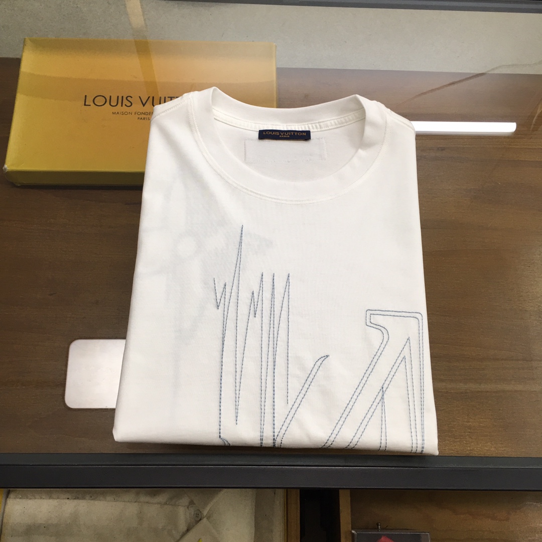 NO:447014,New product [L.v...] (slightly loose) The latest short-sleeved round-neck T-shirt in the first counter in the spring and summer of 2025, high-end customization, avant-garde and fashionable design!  Brand logo heavy craft design, high-end customized mercerated cloud cotton fabric, soft feel, comfortable to wear, exquisite counter-level car line, fine workmanship, invincible and handsome upper body effect!  A must-have item for handsome men!  The color is shown in the figure. Code number M-3XL, T-shirt,tees, t-shirt,alexander wang19860909新品【L.v...】（偏宽松） 2025春夏首发专柜最新款短袖圆领T恤 高端订制 设计前卫时尚！品牌logo重工艺设计 高端定制丝光云朵棉面料.手感柔软.穿着舒适.专柜级别精致车线.做工精细.上身效果无敌帅气！型男必备单品！ 颜色如图 码数M-3XL,,T-shirt,tees，t-shirt,alexander wang,Men's clothing