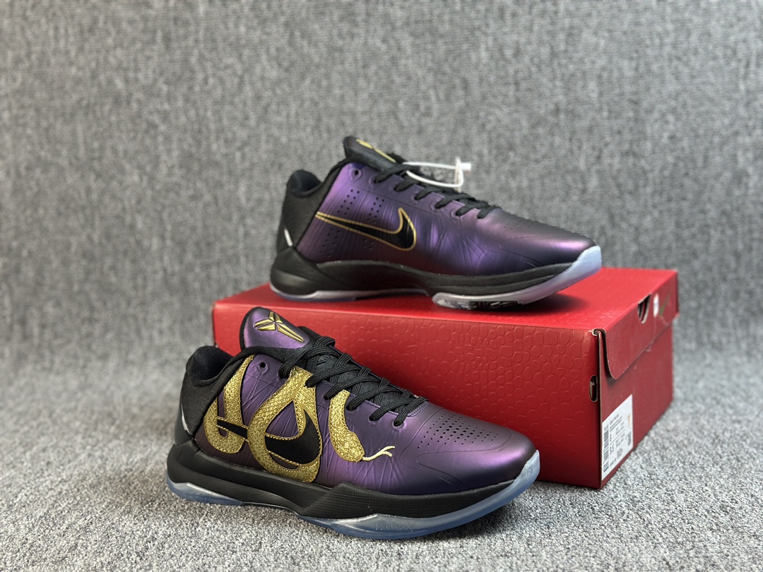本地() CK纯原 NK Zoom Kobe 5 Protro "Year of the Mamba" "曼巴之年" 新年限定 电光紫 全新版型 全部升级 PK市场任意货品 极致质价比 欢迎品鉴👊🏻 【独家】搭载前后ZOOM 气垫 ,区分市场减配版(只有前掌气垫) 拒绝❌ZP后掌衰减带来的实战隐患 💎前掌锁定增强后跟V型收口 💎鞋身飞线工艺升级 💎气垫顶级气压耐久 💎唯一正确鞋舌长度 ➕立体LOGO压印 💎原厂碳板凹凸质感拉满 实战出真知 颠覆➕革新 灭世纯原致力打造顶级实战属性标杆 欢迎品鉴 货号:IB4481-500 Size:39 40 40.5 41 42 42.5 43 44 44.5 45 46 47.5 48.5 编码#A-C57453