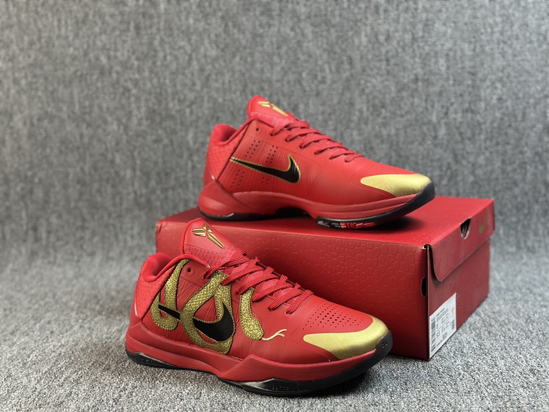本地() CK纯原 NK Zoom Kobe 5 Protro "Year of the Mamba" "曼巴之年" 新年限定 红金色 全新版型 全部升级 PK市场任意货品 极致质价比 欢迎品鉴👊🏻 【独家】搭载前后ZOOM 气垫 ,区分市场减配版(只有前掌气垫) 拒绝❌ZP后掌衰减带来的实战隐患 💎前掌锁定增强后跟V型收口 💎鞋身飞线工艺升级 💎气垫顶级气压耐久 💎唯一正确鞋舌长度 ➕立体LOGO压印 💎原厂碳板凹凸质感拉满 实战出真知 颠覆➕革新 灭世纯原致力打造顶级实战属性标杆 欢迎品鉴 货号:HF5182-600 Size:39 40 40.5 41 42 42.5 43 44 44.5 45 46 47.5 48.5 编码#A-C57453