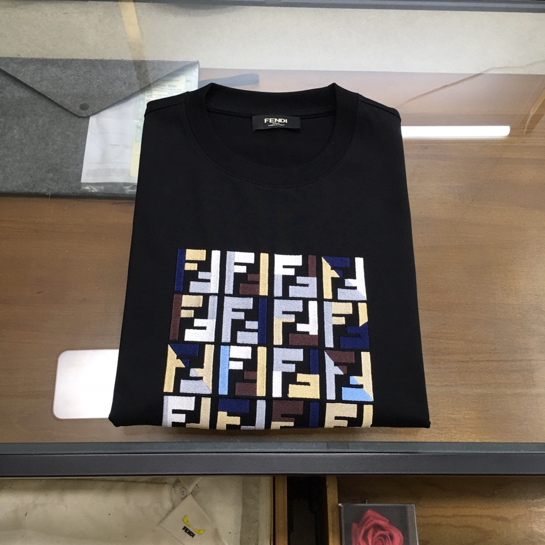 NO:447005,New product [Fend...] (slightly loose) The latest short-sleeved round-neck T-shirt in the first counter in spring and summer 2025, high-end customization, avant-garde and fashionable design!  Brand logo heavy craft design, high-end customized mercerated cloud cotton fabric, soft feel, comfortable to wear, exquisite counter-level car line, fine workmanship, invincible and handsome upper body effect!  A must-have item for handsome men!  The color is shown in the figure. Code number M-3XL, fendi, T-shirt,tees, t-shirt,alexander wang19860909新品【Fend...】（偏宽松） 2025春夏首发专柜最新款短袖圆领T恤 高端订制 设计前卫时尚！品牌logo重工艺设计 高端定制丝光云朵棉面料.手感柔软.穿着舒适.专柜级别精致车线.做工精细.上身效果无敌帅气！型男必备单品！ 颜色如图 码数M-3XL,,fendi,T-shirt,tees，t-shirt,alexander wang,Men's clothing