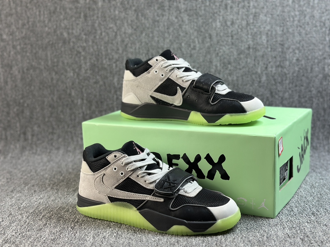 本地() Travis Scott x Chase B x Jordan Jumpman Jack AJ4低帮 复刻麂皮黑灰绿 夜光底 鞋身将以黑灰为主基调 搭配明快的撞色点缀形成视觉冲击 具体色彩将通过材质甄选、区块切割还是标识细节呈现尚不得而知 但考虑到特拉维斯·斯科特钟爱的大地色系与Chase B鲜明的多彩风格 最终设计或将达成两种美学的精妙平衡 官方货号: IH7971 0012622
