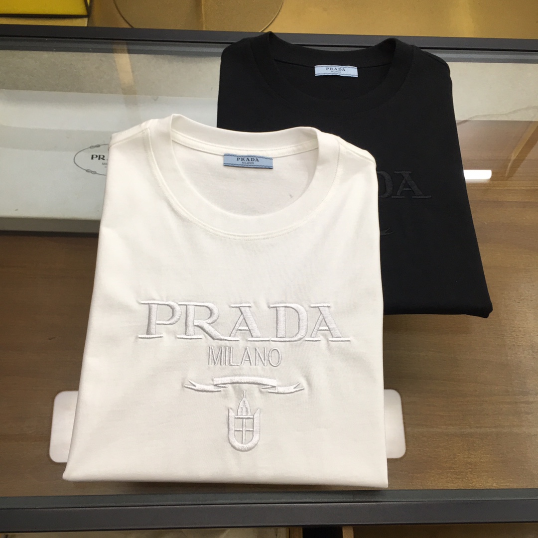 NO:447006,New product [Prad...] (slightly loose) The latest short-sleeved round-neck T-shirt in the first counter in spring and summer, high-end customization, avant-garde and fashionable design!  Brand logo heavy craft design, high-end customized mercerated cloud cotton fabric, soft feel, comfortable to wear, exquisite counter-level car line, fine workmanship, invincible and handsome upper body effect!  A must-have item for handsome men!  The color is shown in the figure. Code number M-3XL, prada, T-shirt,tees, t-shirt,alexander wang19860909新品【Prad...】（偏宽松） 春夏首发专柜最新款短袖圆领T恤 高端订制 设计前卫时尚！品牌logo重工艺设计 高端定制丝光云朵棉面料.手感柔软.穿着舒适.专柜级别精致车线.做工精细.上身效果无敌帅气！型男必备单品！ 颜色如图 码数M-3XL,,prada,T-shirt,tees，t-shirt,alexander wang,Men's clothing