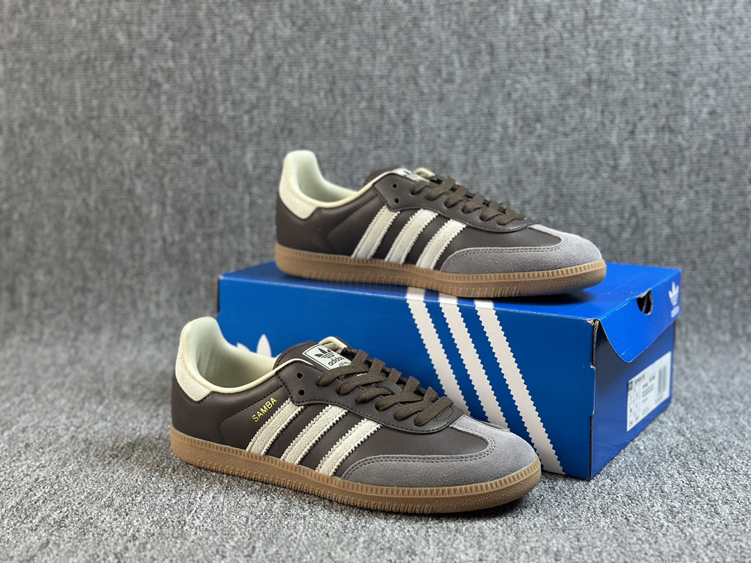 纯原福利  手慢无💥💥
AY纯原 Ad Originals Samba OG 棕白 阿迪达斯经典款复古休闲板鞋市面顶级品质此版鞋身全部采用进口原厂头层皮原厂头层 区分市面偷工减料！这款桑巴鞋展示了高质量的工艺 带有装饰的超锁缝制和无缝的手感 柔软、柔软的皮革造型和标志性的3条纹完成了精致的外观 正规合身鞋带 鞋面上有绒面鞋垫 橡胶鞋底 享受正畸套筒软感 自50年代首次亮相以来就一直在赢得粉丝的青睐 
货号：ID1481
SIZE：35 36 36.5 37 38 38.5 39 40 40.5 41 42 42.5 43 44 44.5 45