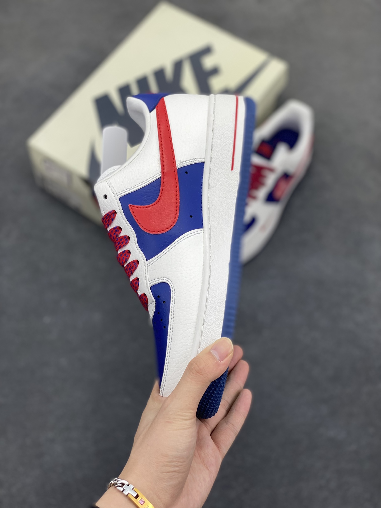 图片[3]-NIke Air Force 1 \’07 Low “Supreme联名”空军一号 低帮 运动鞋 休闲鞋 折边针车 工艺难度大 原楦头原纸板 原装鞋盒 定制五金配件 内置全掌气垫 原厂鞋底 货号：DQ6628-160 尺码：36 36.5 37.5 38 38.5 39 40 40.5 41 42 42.5 43 44 44.5 45-选品中心