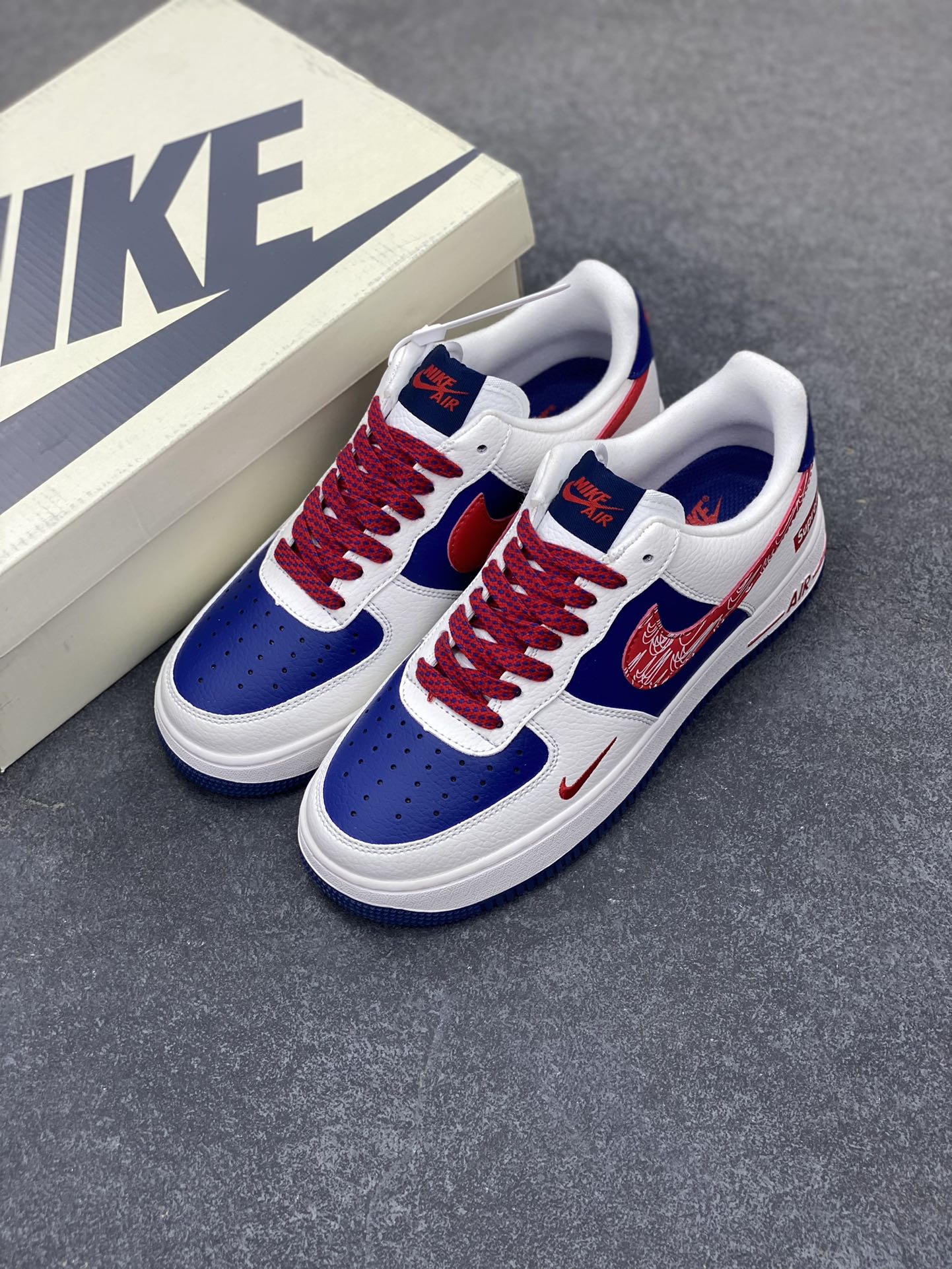 图片[8]-NIke Air Force 1 \’07 Low “Supreme联名”空军一号 低帮 运动鞋 休闲鞋 折边针车 工艺难度大 原楦头原纸板 原装鞋盒 定制五金配件 内置全掌气垫 原厂鞋底 货号：DQ6628-160 尺码：36 36.5 37.5 38 38.5 39 40 40.5 41 42 42.5 43 44 44.5 45-选品中心