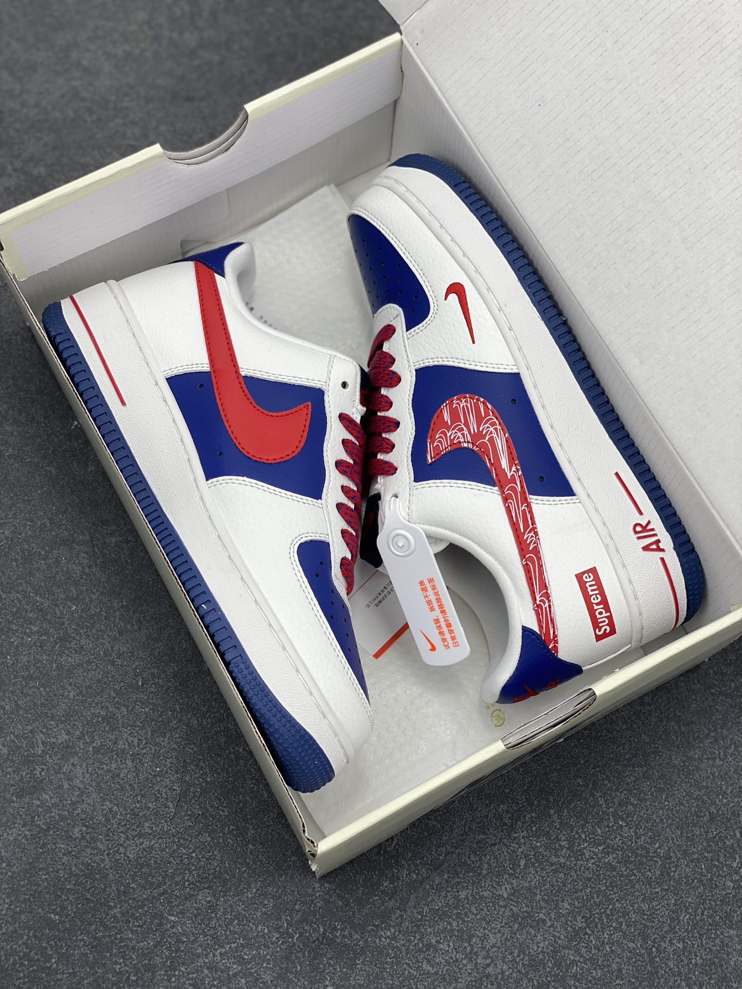 图片[9]-NIke Air Force 1 \’07 Low “Supreme联名”空军一号 低帮 运动鞋 休闲鞋 折边针车 工艺难度大 原楦头原纸板 原装鞋盒 定制五金配件 内置全掌气垫 原厂鞋底 货号：DQ6628-160 尺码：36 36.5 37.5 38 38.5 39 40 40.5 41 42 42.5 43 44 44.5 45-选品中心