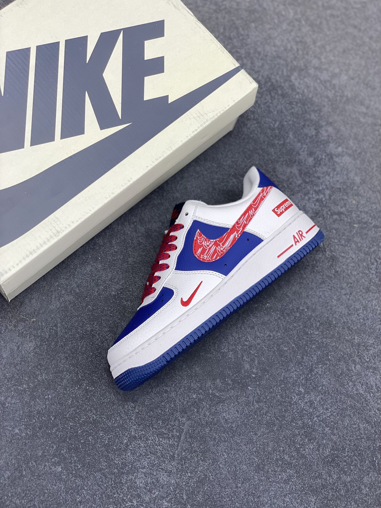 图片[7]-NIke Air Force 1 \’07 Low “Supreme联名”空军一号 低帮 运动鞋 休闲鞋 折边针车 工艺难度大 原楦头原纸板 原装鞋盒 定制五金配件 内置全掌气垫 原厂鞋底 货号：DQ6628-160 尺码：36 36.5 37.5 38 38.5 39 40 40.5 41 42 42.5 43 44 44.5 45-选品中心