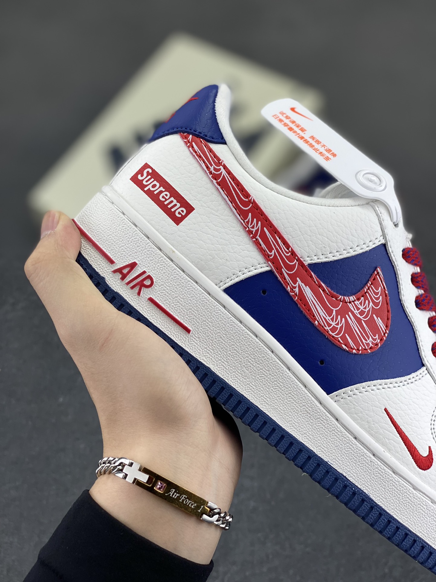 图片[6]-NIke Air Force 1 \’07 Low “Supreme联名”空军一号 低帮 运动鞋 休闲鞋 折边针车 工艺难度大 原楦头原纸板 原装鞋盒 定制五金配件 内置全掌气垫 原厂鞋底 货号：DQ6628-160 尺码：36 36.5 37.5 38 38.5 39 40 40.5 41 42 42.5 43 44 44.5 45-选品中心