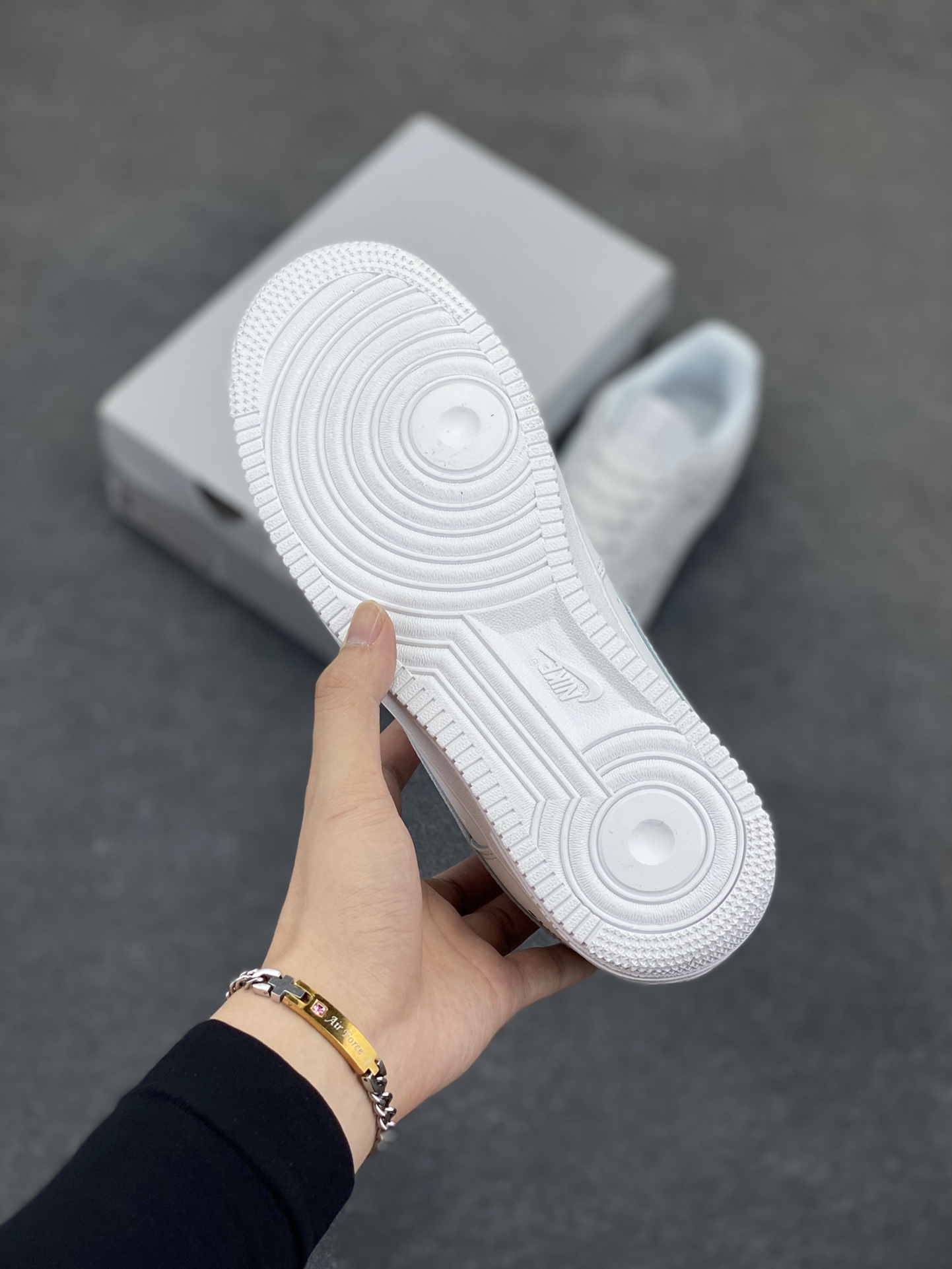 图片[5]-Nike Air Force 1 Low 空军一号低帮百搭休闲运动板鞋。柔软、弹性十足的缓震性能和出色的中底设计，横跨复古与现代的外型结合，造就出风靡全球三十多年的Force 1，直到今天还深受青睐。 货号：315122-111 尺码：36 36.5 37.5 38 38.5 39 40 40.5 41 42 42.5 43 44 44.5 45-选品中心