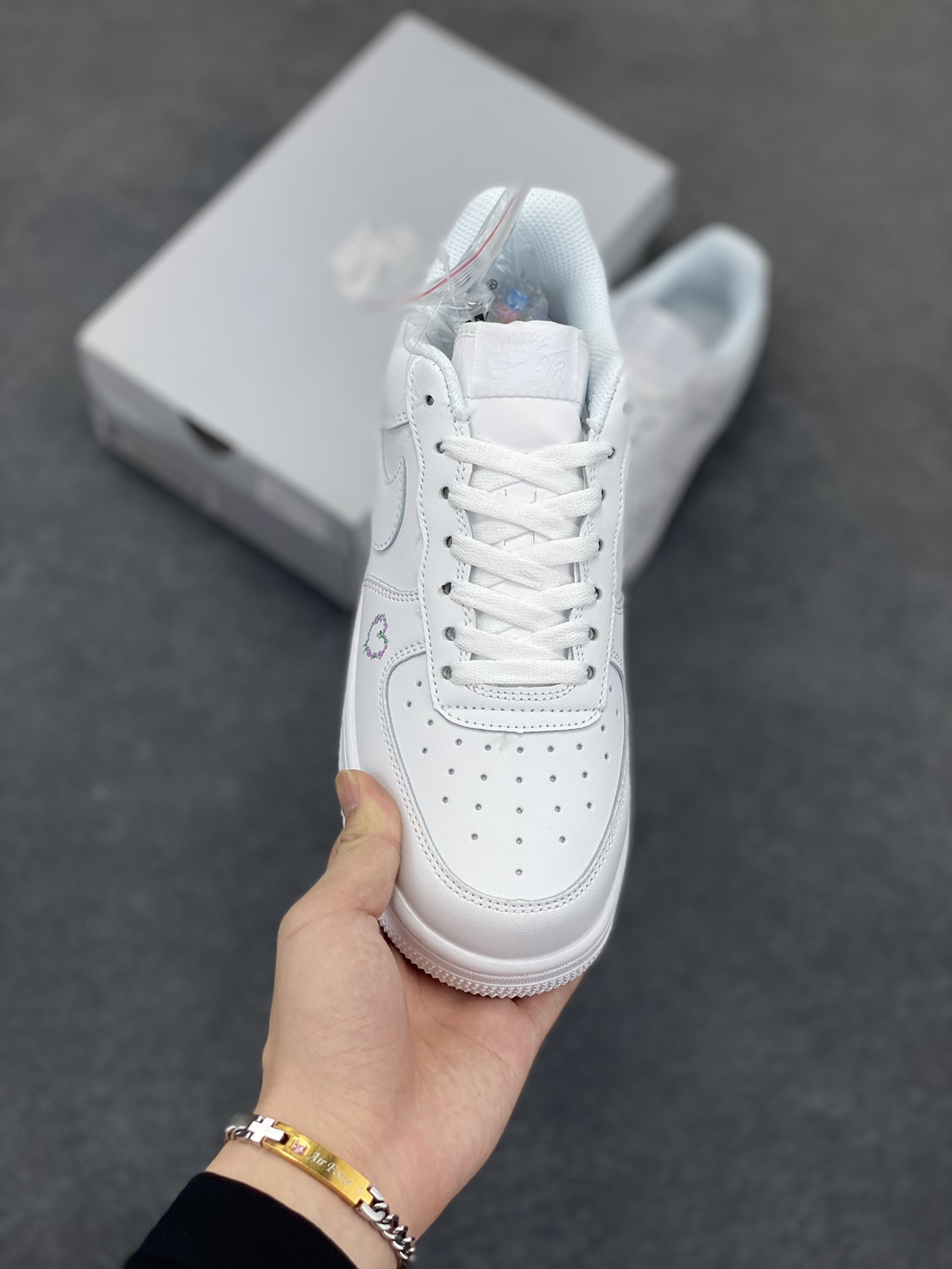 图片[2]-Nike Air Force 1 Low 空军一号低帮百搭休闲运动板鞋。柔软、弹性十足的缓震性能和出色的中底设计，横跨复古与现代的外型结合，造就出风靡全球三十多年的Force 1，直到今天还深受青睐。 货号：315122-111 尺码：36 36.5 37.5 38 38.5 39 40 40.5 41 42 42.5 43 44 44.5 45-选品中心