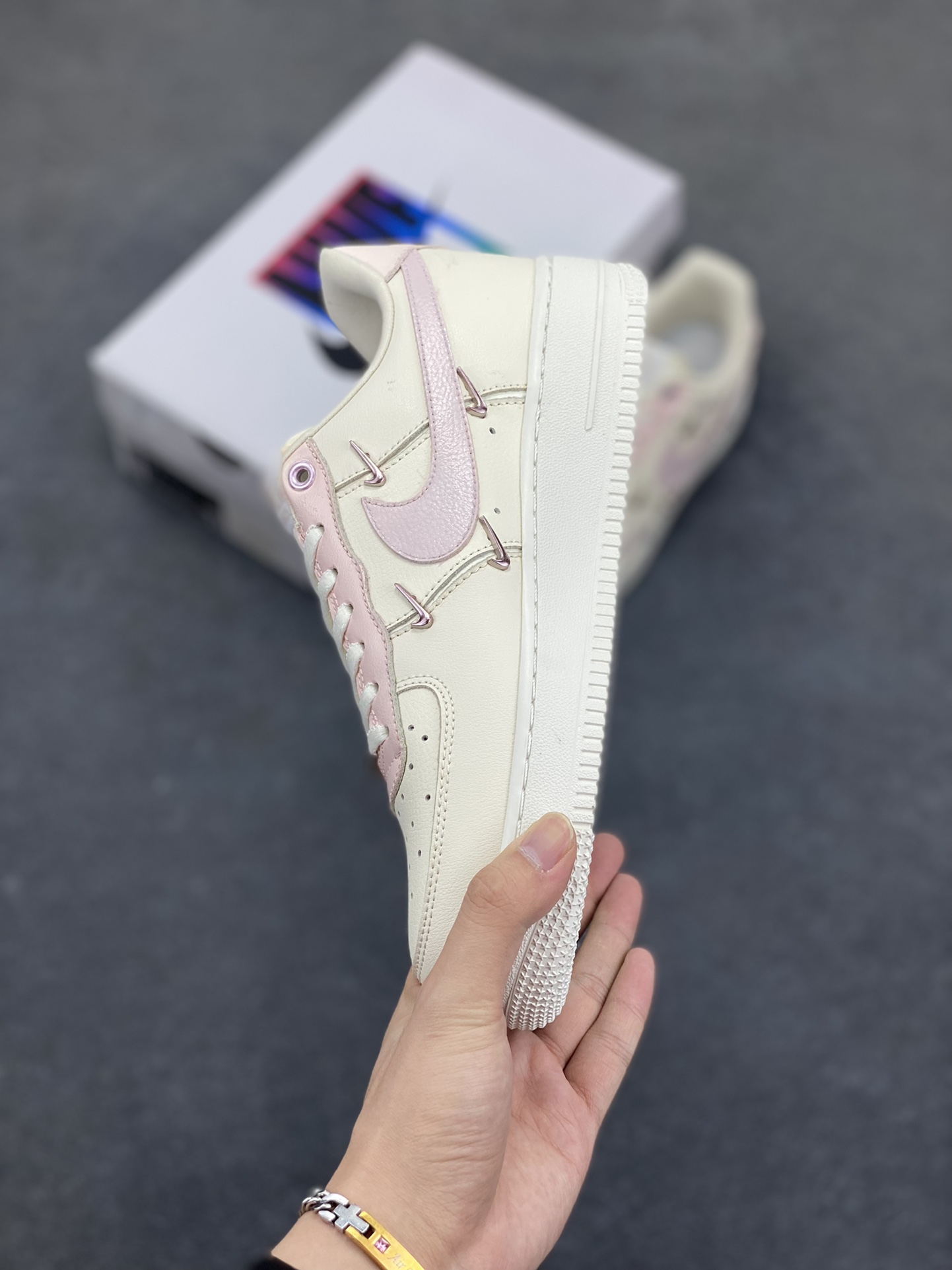 图片[3]-Nike Air Force 1\’07 Low \”Light Pink Flowers\” 手绘涂鸦 浅粉漫花 空军一号低帮休闲运动板鞋  #鞋身漫布精致小花，似把花园缀于足间。金属细节添几分酷感，却未掩清新。是街头潮流与温柔花意的奇妙碰撞，穿上它，每一步都像踩着花瓣漫步，把浅粉浪漫穿在脚下，随时开启一场关于青春与美好的行走叙事，让日常穿搭自带诗意花漾 货号：FV8110-182  尺码：36 36.5 37.5 38 38.5 39 40 40.5 41 42 42.5 43 44 44.5 45-选品中心