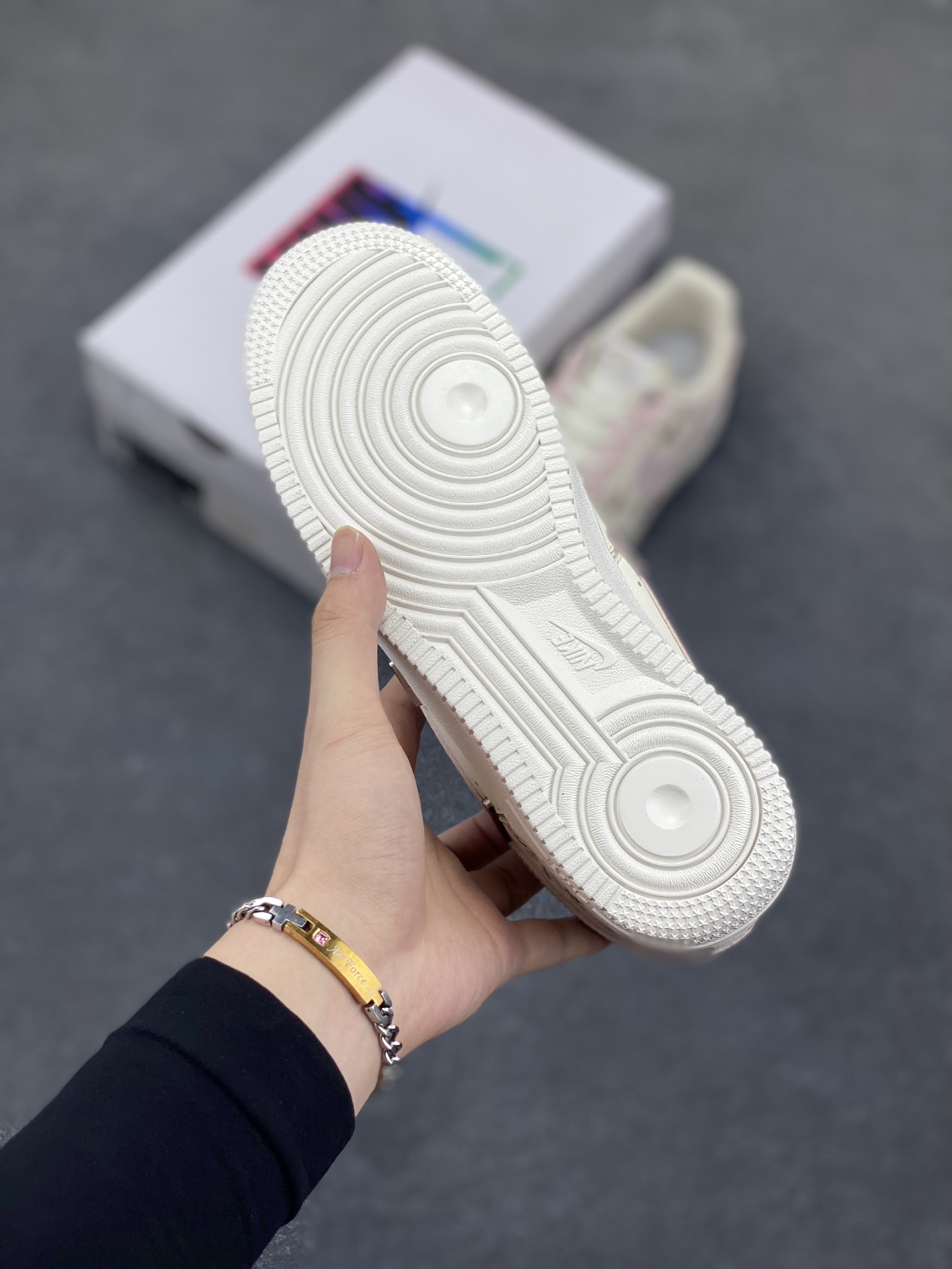 图片[5]-Nike Air Force 1\’07 Low \”Light Pink Flowers\” 手绘涂鸦 浅粉漫花 空军一号低帮休闲运动板鞋  #鞋身漫布精致小花，似把花园缀于足间。金属细节添几分酷感，却未掩清新。是街头潮流与温柔花意的奇妙碰撞，穿上它，每一步都像踩着花瓣漫步，把浅粉浪漫穿在脚下，随时开启一场关于青春与美好的行走叙事，让日常穿搭自带诗意花漾 货号：FV8110-182  尺码：36 36.5 37.5 38 38.5 39 40 40.5 41 42 42.5 43 44 44.5 45-选品中心