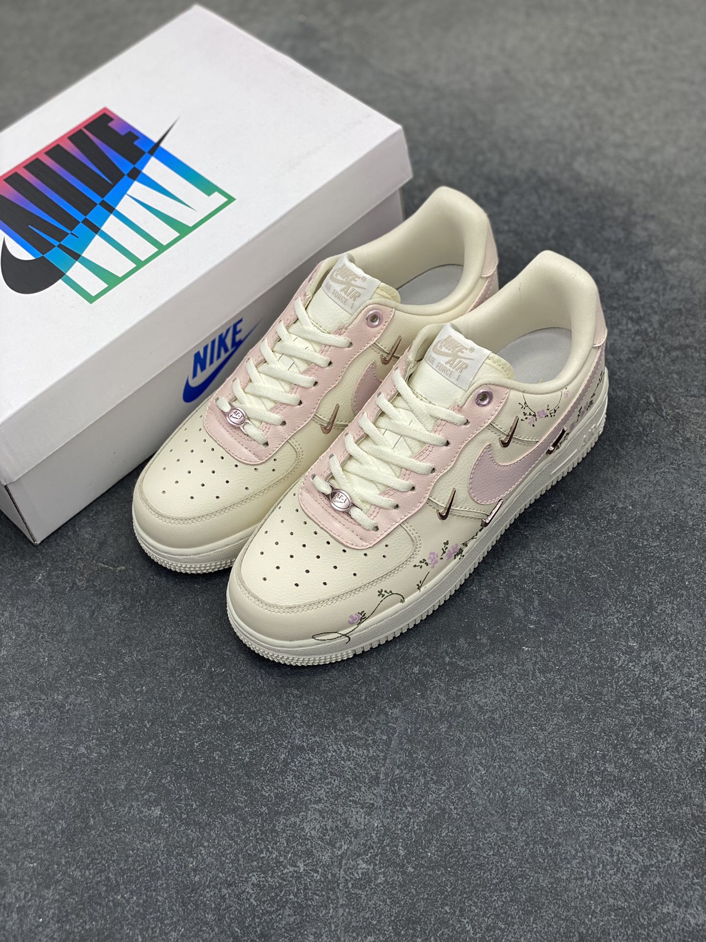 图片[8]-Nike Air Force 1\’07 Low \”Light Pink Flowers\” 手绘涂鸦 浅粉漫花 空军一号低帮休闲运动板鞋  #鞋身漫布精致小花，似把花园缀于足间。金属细节添几分酷感，却未掩清新。是街头潮流与温柔花意的奇妙碰撞，穿上它，每一步都像踩着花瓣漫步，把浅粉浪漫穿在脚下，随时开启一场关于青春与美好的行走叙事，让日常穿搭自带诗意花漾 货号：FV8110-182  尺码：36 36.5 37.5 38 38.5 39 40 40.5 41 42 42.5 43 44 44.5 45-选品中心