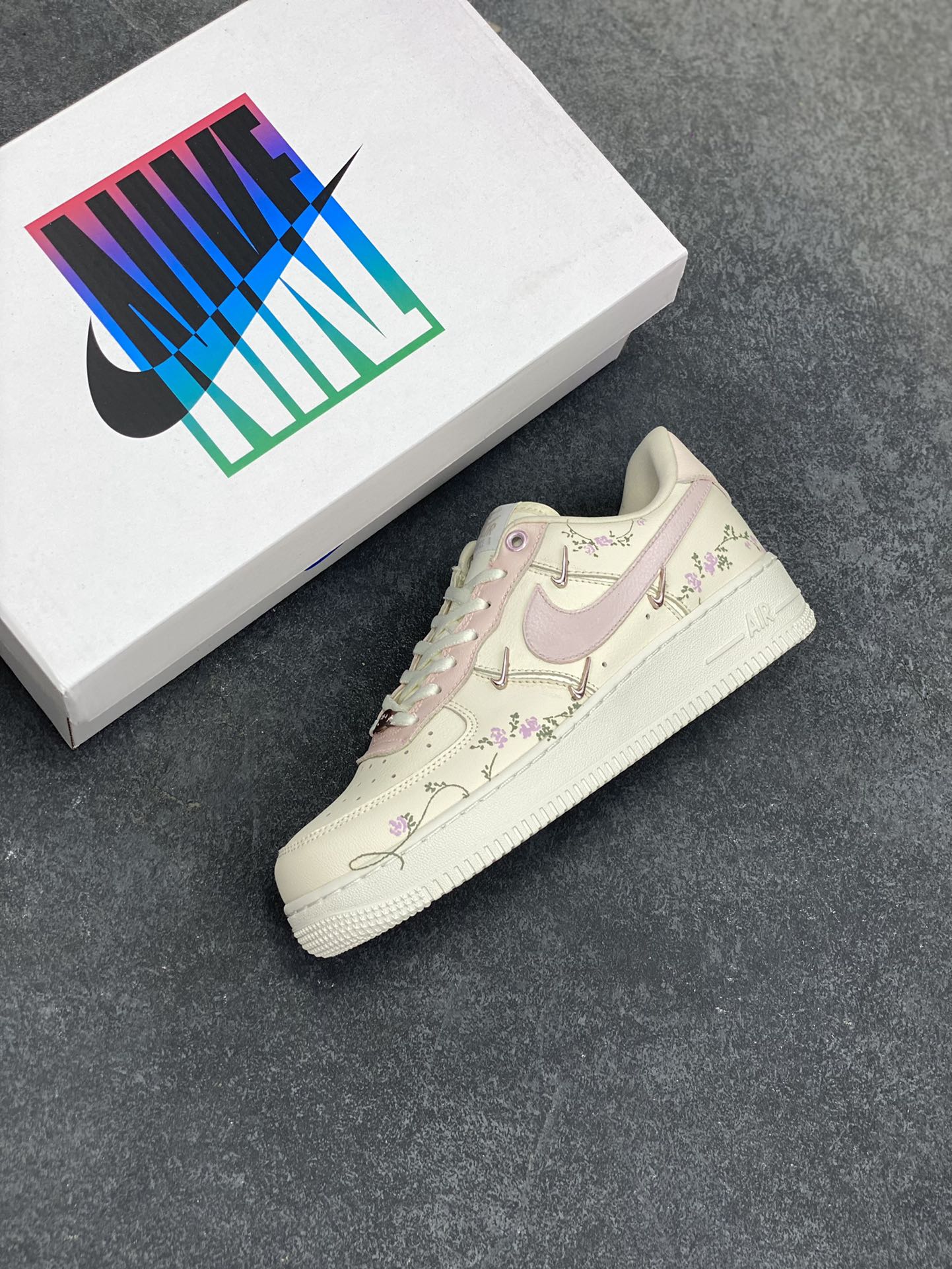 图片[7]-Nike Air Force 1\’07 Low \”Light Pink Flowers\” 手绘涂鸦 浅粉漫花 空军一号低帮休闲运动板鞋  #鞋身漫布精致小花，似把花园缀于足间。金属细节添几分酷感，却未掩清新。是街头潮流与温柔花意的奇妙碰撞，穿上它，每一步都像踩着花瓣漫步，把浅粉浪漫穿在脚下，随时开启一场关于青春与美好的行走叙事，让日常穿搭自带诗意花漾 货号：FV8110-182  尺码：36 36.5 37.5 38 38.5 39 40 40.5 41 42 42.5 43 44 44.5 45-选品中心