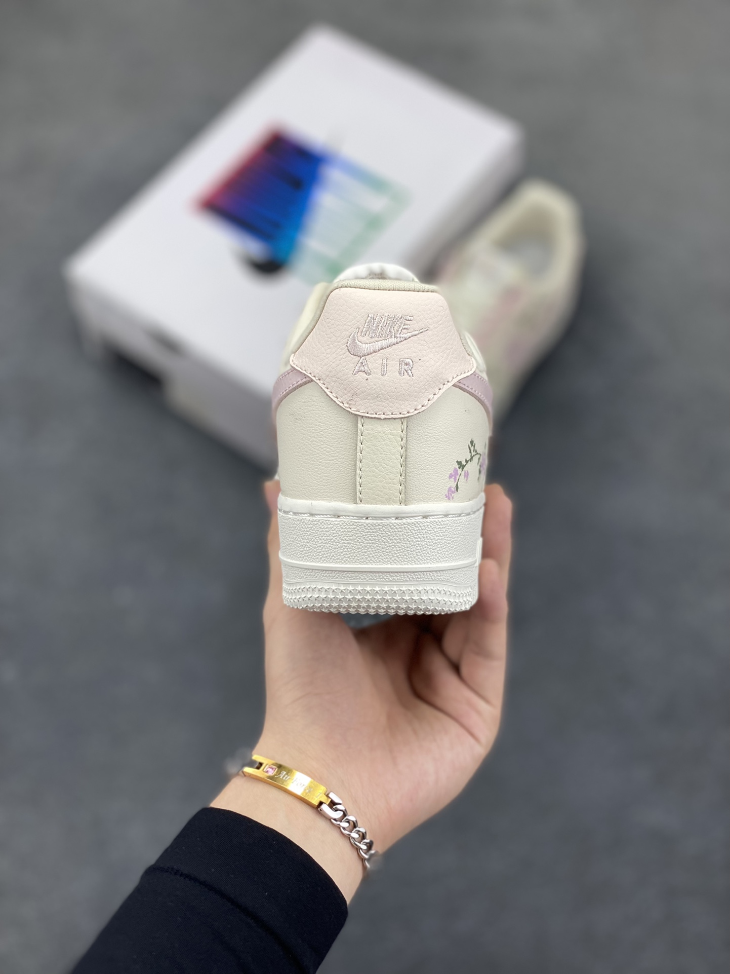 图片[4]-Nike Air Force 1\’07 Low \”Light Pink Flowers\” 手绘涂鸦 浅粉漫花 空军一号低帮休闲运动板鞋  #鞋身漫布精致小花，似把花园缀于足间。金属细节添几分酷感，却未掩清新。是街头潮流与温柔花意的奇妙碰撞，穿上它，每一步都像踩着花瓣漫步，把浅粉浪漫穿在脚下，随时开启一场关于青春与美好的行走叙事，让日常穿搭自带诗意花漾 货号：FV8110-182  尺码：36 36.5 37.5 38 38.5 39 40 40.5 41 42 42.5 43 44 44.5 45-选品中心