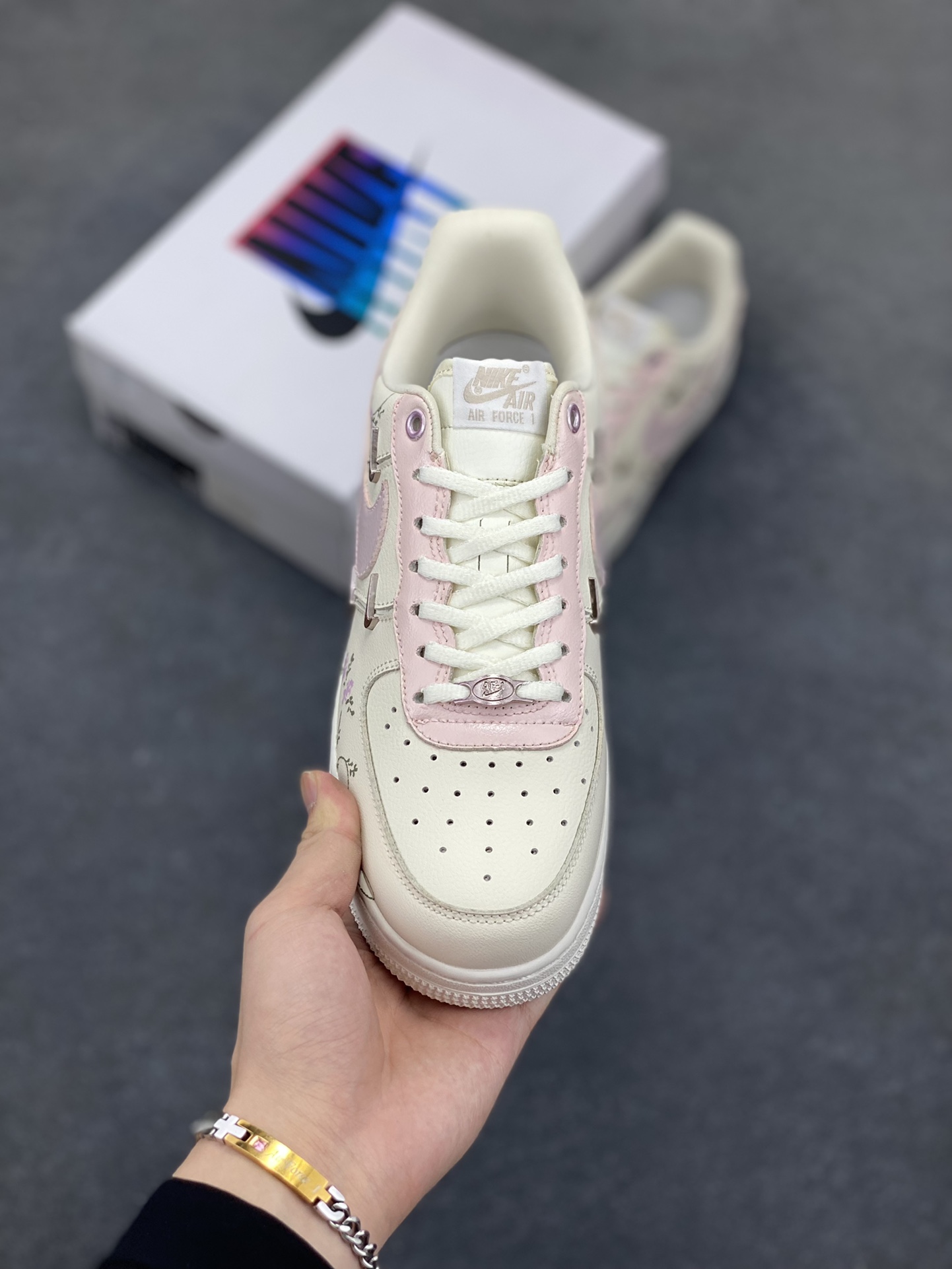 图片[2]-Nike Air Force 1\’07 Low \”Light Pink Flowers\” 手绘涂鸦 浅粉漫花 空军一号低帮休闲运动板鞋  #鞋身漫布精致小花，似把花园缀于足间。金属细节添几分酷感，却未掩清新。是街头潮流与温柔花意的奇妙碰撞，穿上它，每一步都像踩着花瓣漫步，把浅粉浪漫穿在脚下，随时开启一场关于青春与美好的行走叙事，让日常穿搭自带诗意花漾 货号：FV8110-182  尺码：36 36.5 37.5 38 38.5 39 40 40.5 41 42 42.5 43 44 44.5 45-选品中心