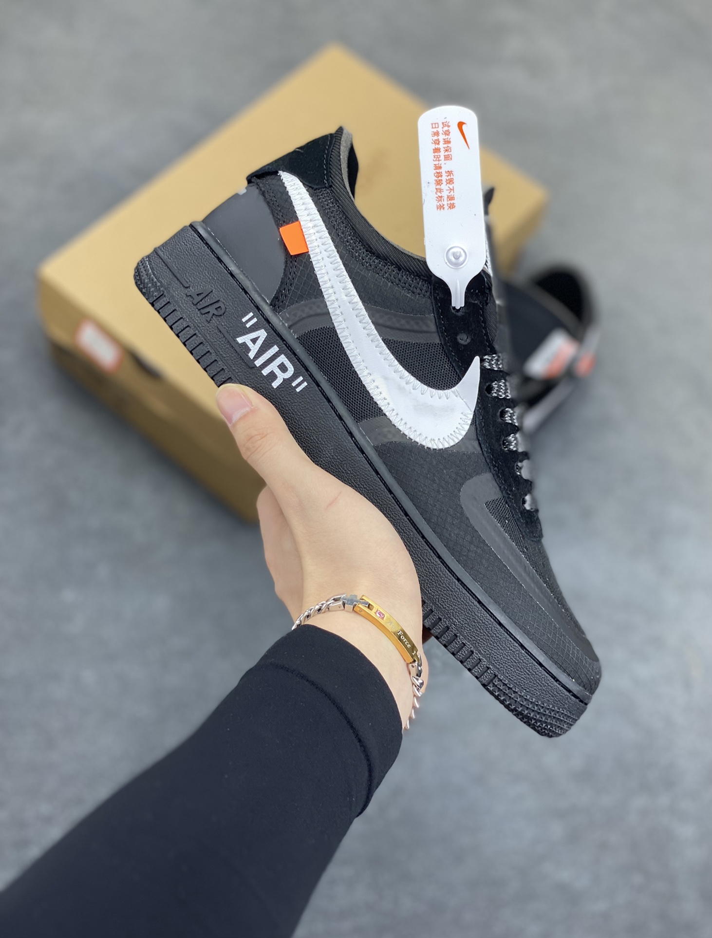 OFF-WHITE x NK Air Force 1 OW联名空军一号黑白#环保尼龙原配鞋带。柔软、弹性十足的缓震性能和出色的中底设计，横跨复古与现代的外型结合，造就出风靡全球三十多年的Force 1。 货号：AO4606-001 尺码：36 36.5 37.5 38 38.5 39 40 40.5 41 42 42.5 43 44 44.5 45-选品中心