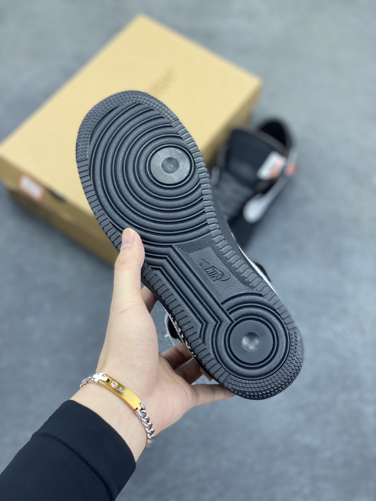 图片[5]-OFF-WHITE x NK Air Force 1 OW联名空军一号黑白#环保尼龙原配鞋带。柔软、弹性十足的缓震性能和出色的中底设计，横跨复古与现代的外型结合，造就出风靡全球三十多年的Force 1。 货号：AO4606-001 尺码：36 36.5 37.5 38 38.5 39 40 40.5 41 42 42.5 43 44 44.5 45-选品中心