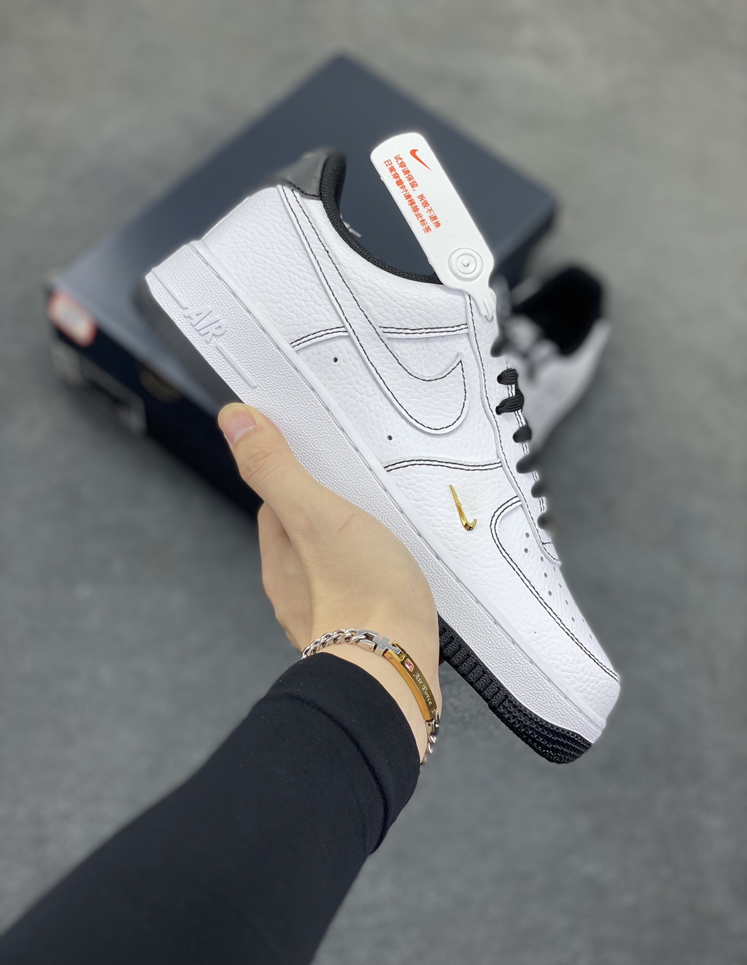 Nike Air Force 1 Low 白黑线小金勾 空军一号低帮运动休闲板鞋 原楦头原纸板 打造纯正空军版型#专注外贸渠道 全掌内置蜂窝气垫 #原盒配件 原厂中底钢印、拉帮完美 货号:IB6543-101 尺码:35.5 36 36.5 37.5 38 38.5 39 40 40.5 41 42 42.5 43 44 44.5 45-选品中心