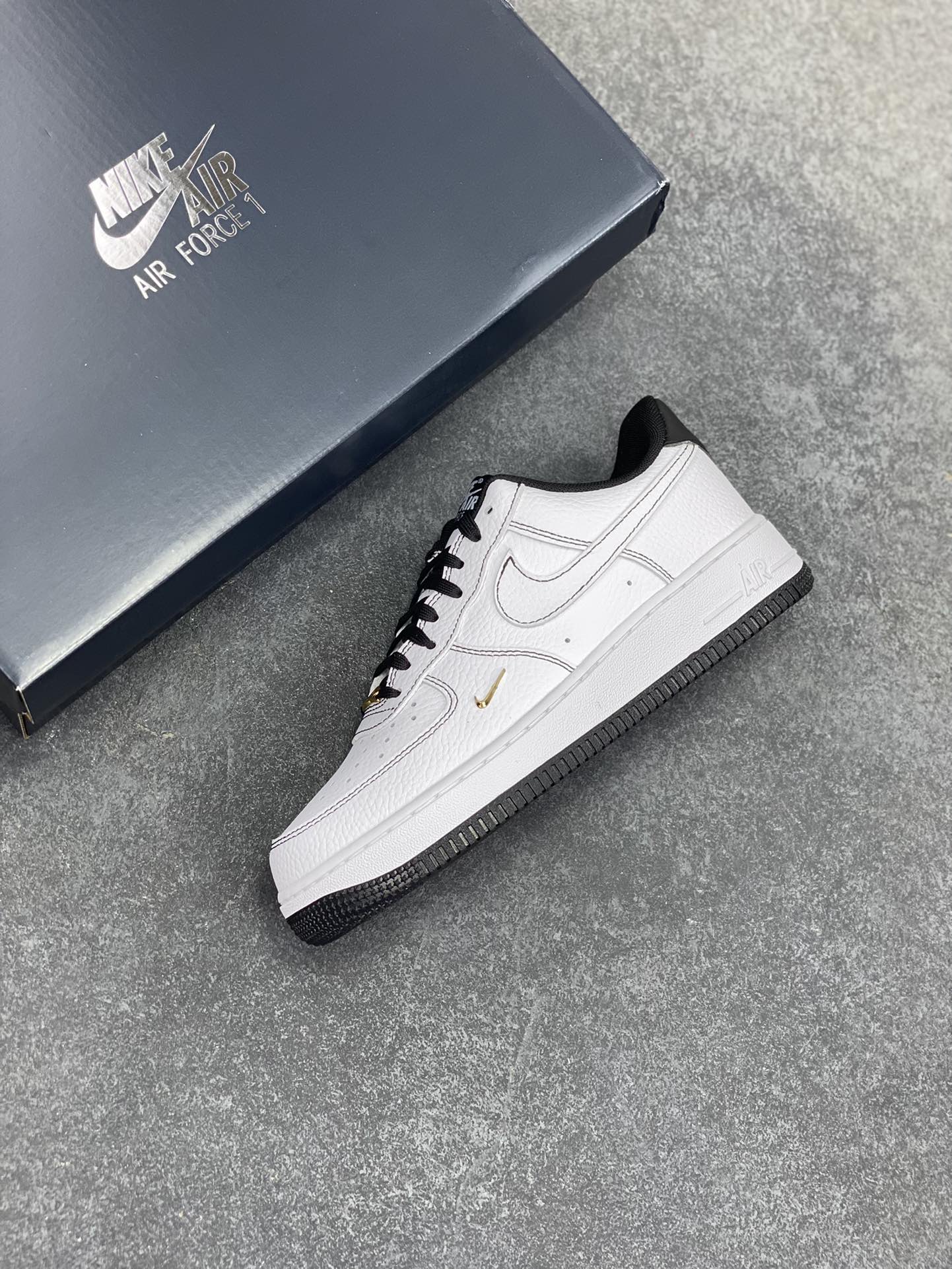 图片[7]-Nike Air Force 1 Low 白黑线小金勾 空军一号低帮运动休闲板鞋 原楦头原纸板 打造纯正空军版型#专注外贸渠道 全掌内置蜂窝气垫 #原盒配件 原厂中底钢印、拉帮完美 货号：IB6543-101 尺码：35.5 36 36.5 37.5 38 38.5 39 40 40.5 41 42 42.5 43 44 44.5 45-选品中心