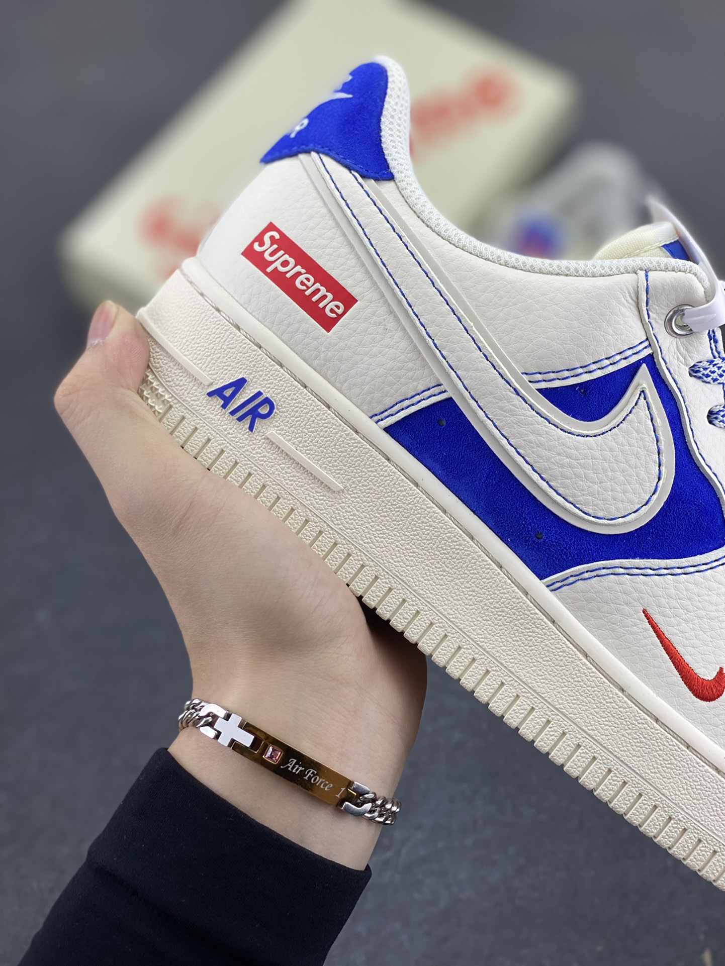 图片[6]-福利特价 NIke Air Force 1 \’07 Low “Supreme联名——米白群青”空军一号 低帮 运动鞋 休闲鞋 折边针车 工艺难度大 原楦头原纸板 原装鞋盒 定制五金配件 内置全掌气垫 原厂鞋底 货号：SJ6698-004 尺码：36 36.5 37.5 38 38.5 39 40 40.5 41 42 42.5 43 44 44.5 45-选品中心