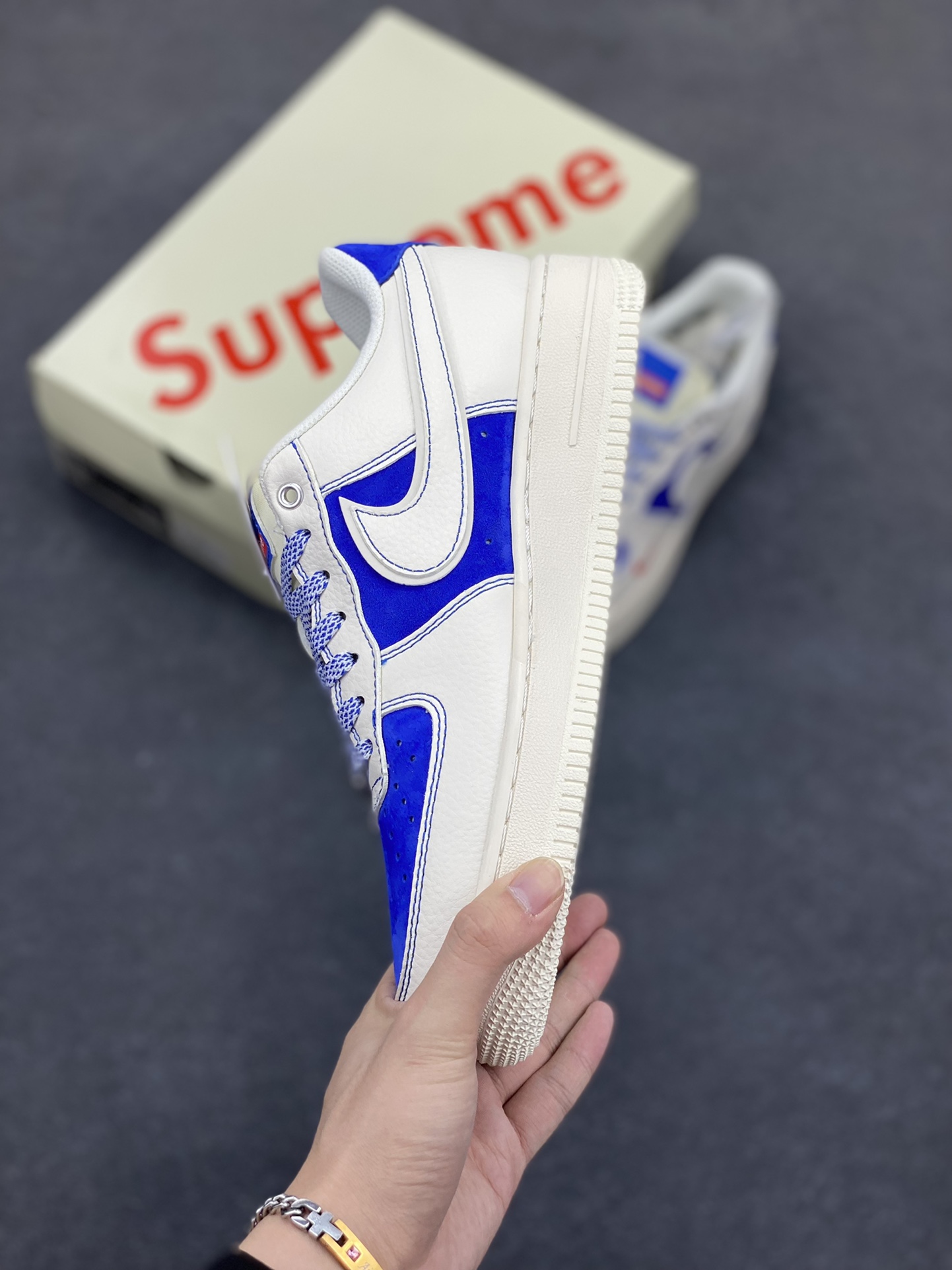 图片[3]-福利特价 NIke Air Force 1 \’07 Low “Supreme联名——米白群青”空军一号 低帮 运动鞋 休闲鞋 折边针车 工艺难度大 原楦头原纸板 原装鞋盒 定制五金配件 内置全掌气垫 原厂鞋底 货号：SJ6698-004 尺码：36 36.5 37.5 38 38.5 39 40 40.5 41 42 42.5 43 44 44.5 45-选品中心