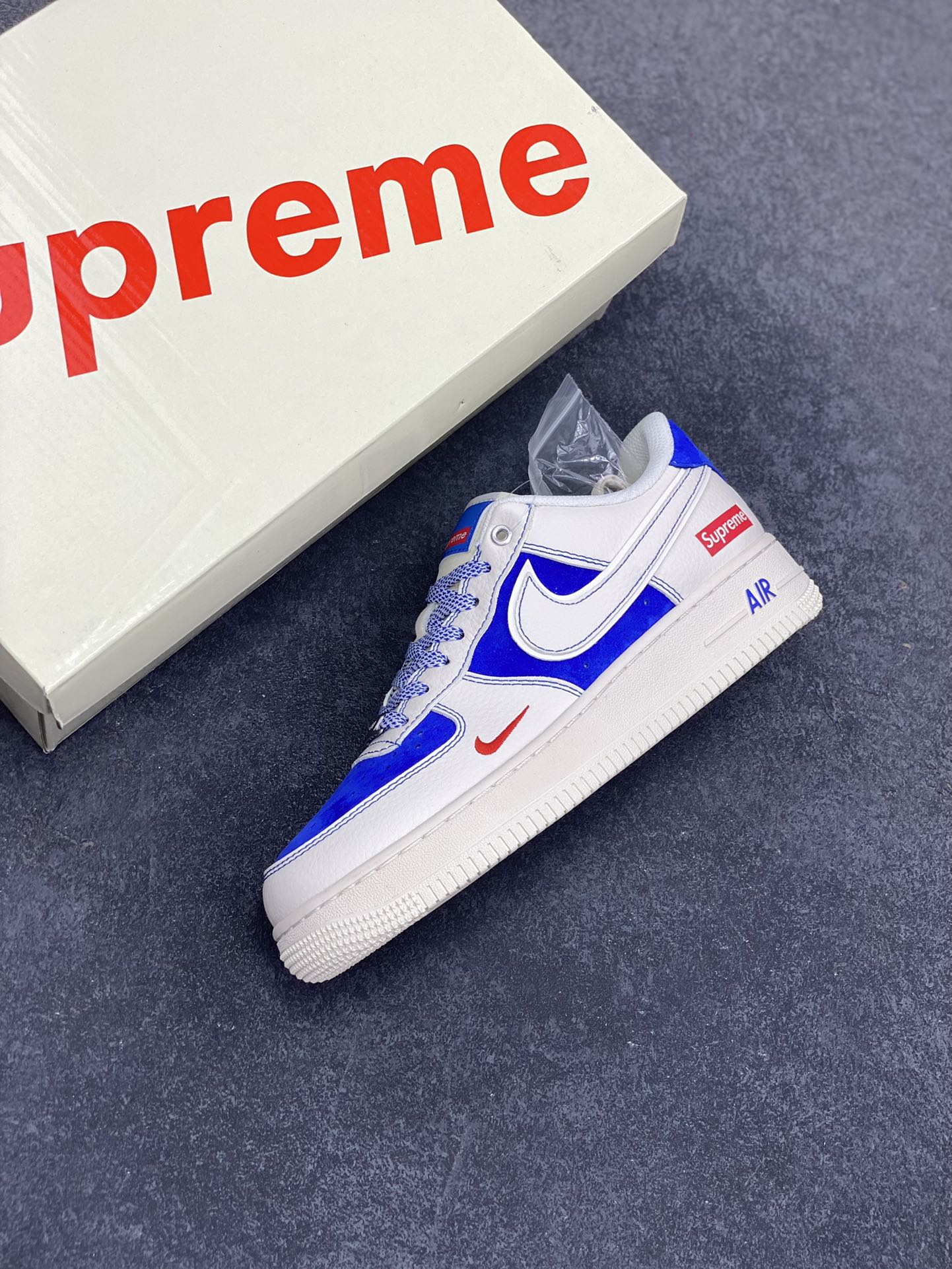图片[7]-福利特价 NIke Air Force 1 \’07 Low “Supreme联名——米白群青”空军一号 低帮 运动鞋 休闲鞋 折边针车 工艺难度大 原楦头原纸板 原装鞋盒 定制五金配件 内置全掌气垫 原厂鞋底 货号：SJ6698-004 尺码：36 36.5 37.5 38 38.5 39 40 40.5 41 42 42.5 43 44 44.5 45-选品中心