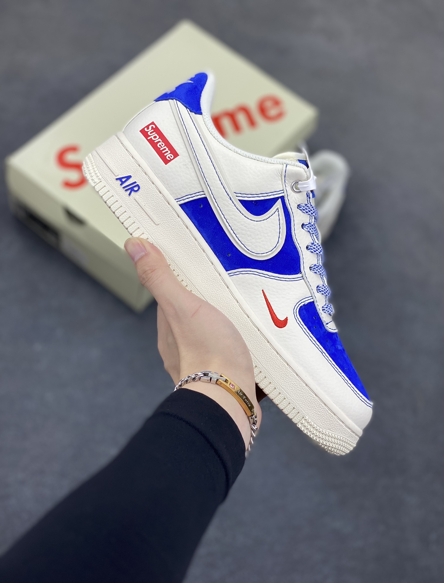 福利特价 NIke Air Force 1 \’07 Low “Supreme联名——米白群青”空军一号 低帮 运动鞋 休闲鞋 折边针车 工艺难度大 原楦头原纸板 原装鞋盒 定制五金配件 内置全掌气垫 原厂鞋底 货号:SJ6698-004 尺码:36 36.5 37.5 38 38.5 39 40 40.5 41 42 42.5 43 44 44.5 45-选品中心