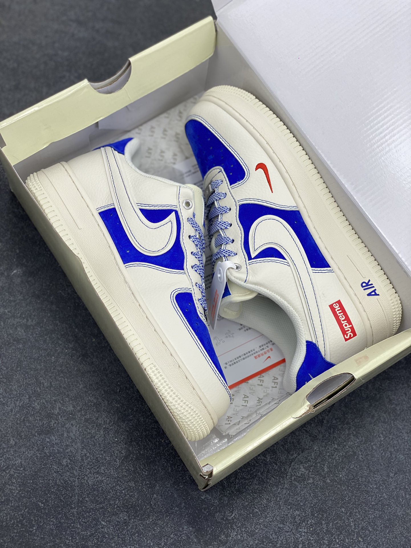 图片[9]-福利特价 NIke Air Force 1 \’07 Low “Supreme联名——米白群青”空军一号 低帮 运动鞋 休闲鞋 折边针车 工艺难度大 原楦头原纸板 原装鞋盒 定制五金配件 内置全掌气垫 原厂鞋底 货号：SJ6698-004 尺码：36 36.5 37.5 38 38.5 39 40 40.5 41 42 42.5 43 44 44.5 45-选品中心