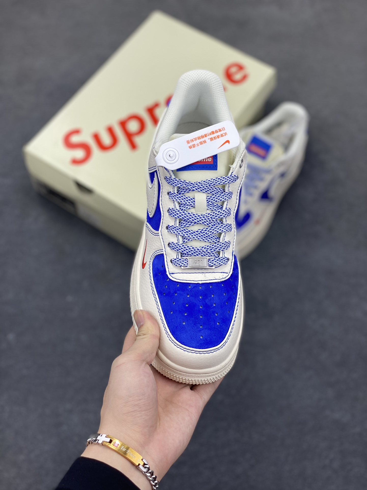 图片[2]-福利特价 NIke Air Force 1 \’07 Low “Supreme联名——米白群青”空军一号 低帮 运动鞋 休闲鞋 折边针车 工艺难度大 原楦头原纸板 原装鞋盒 定制五金配件 内置全掌气垫 原厂鞋底 货号：SJ6698-004 尺码：36 36.5 37.5 38 38.5 39 40 40.5 41 42 42.5 43 44 44.5 45-选品中心
