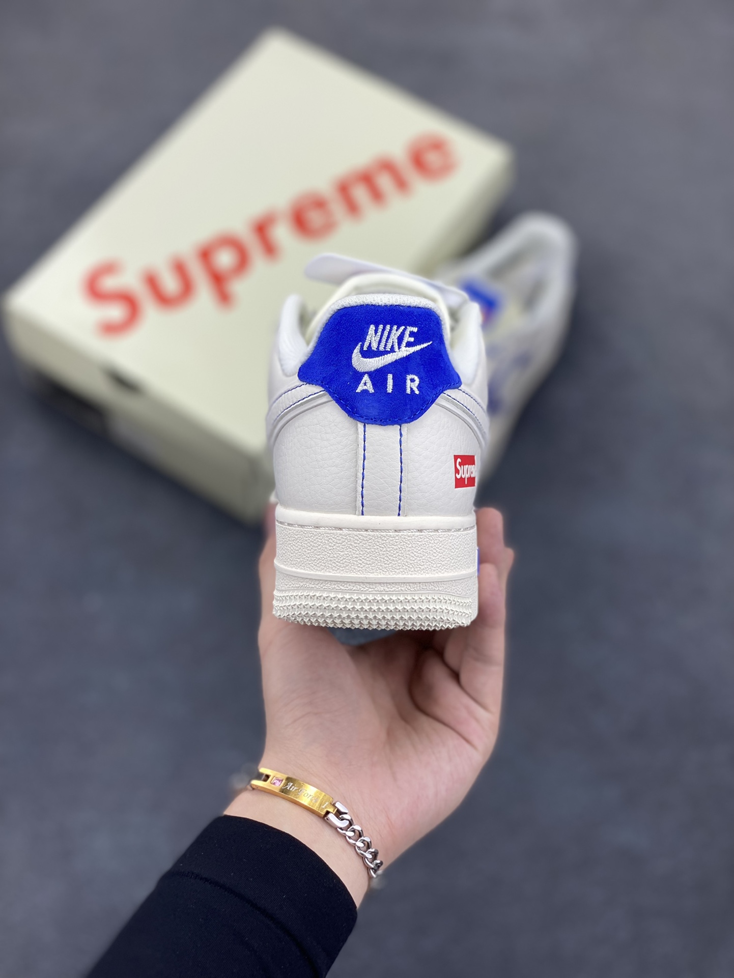图片[4]-福利特价 NIke Air Force 1 \’07 Low “Supreme联名——米白群青”空军一号 低帮 运动鞋 休闲鞋 折边针车 工艺难度大 原楦头原纸板 原装鞋盒 定制五金配件 内置全掌气垫 原厂鞋底 货号：SJ6698-004 尺码：36 36.5 37.5 38 38.5 39 40 40.5 41 42 42.5 43 44 44.5 45-选品中心