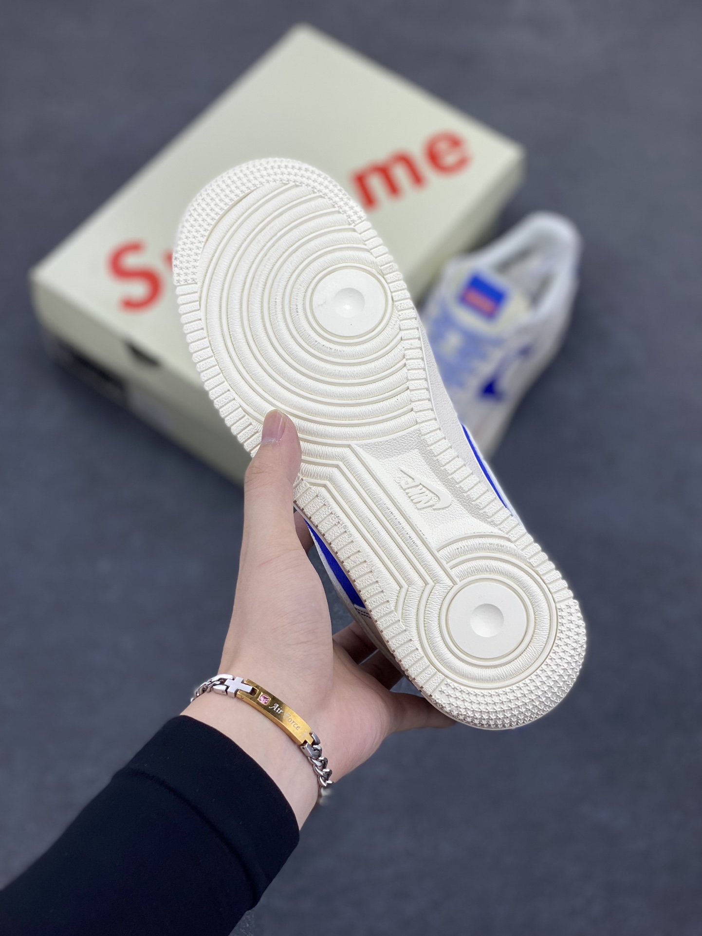 图片[5]-福利特价 NIke Air Force 1 \’07 Low “Supreme联名——米白群青”空军一号 低帮 运动鞋 休闲鞋 折边针车 工艺难度大 原楦头原纸板 原装鞋盒 定制五金配件 内置全掌气垫 原厂鞋底 货号：SJ6698-004 尺码：36 36.5 37.5 38 38.5 39 40 40.5 41 42 42.5 43 44 44.5 45-选品中心