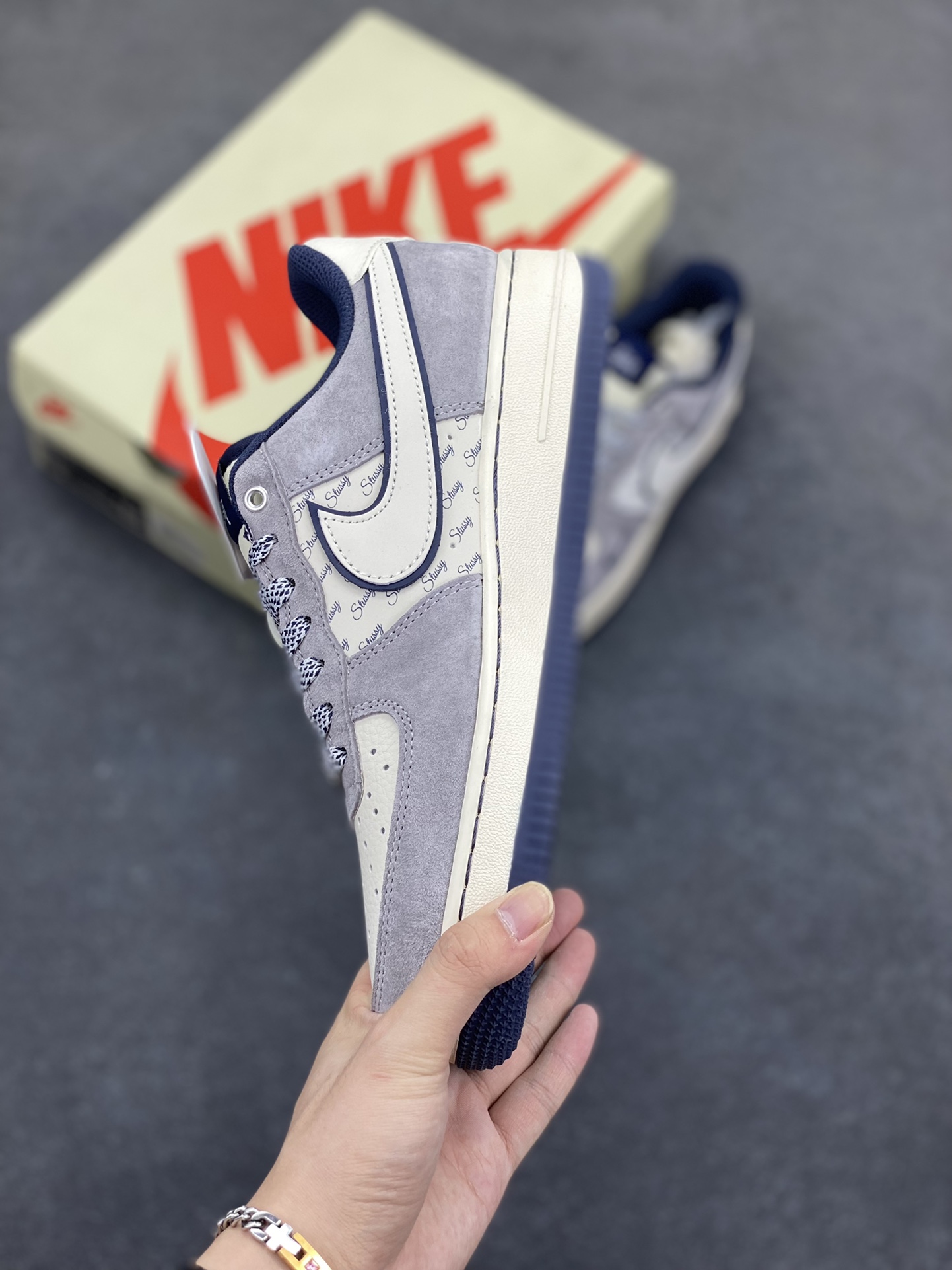 图片[3]-福利特价 NIke Air Force 1 \’07 Low “斯图西联名–灰白英文蓝底”空军一号 低帮 运动鞋 休闲鞋 折边针车 工艺难度大 原楦头原纸板 原装鞋盒 定制五金配件 内置全掌气垫 原厂鞋底 货号：SJ6698-006 尺码：36 36.5 37.5 38 38.5 39 40 40.5 41 42 42.5 43 44 44.5 45-选品中心