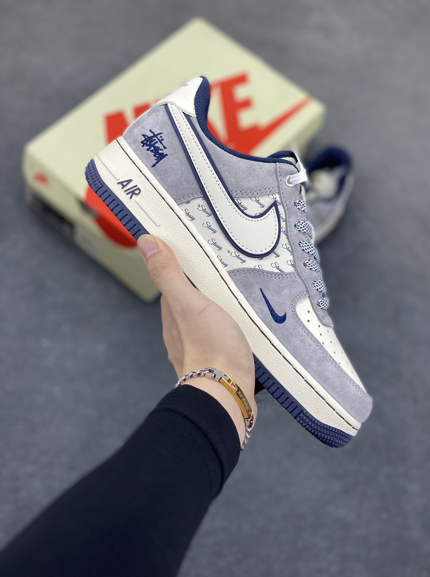 福利特价 NIke Air Force 1 \'07 Low “斯图西联名--灰白英文蓝底”空军一号 低帮 运动鞋 休闲鞋 折边针车 工艺难度大 原楦头原纸板 原装鞋盒 定制五金配件 内置全掌气垫 原厂鞋底 货号：SJ6698-006 尺码：36 36.5 37.5 38 38.5 39 40 40.5 41 42 42.5 43 44 44.5 45-选品中心