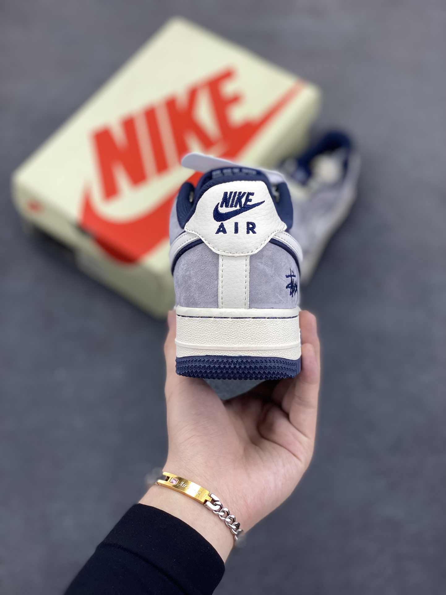 图片[4]-福利特价 NIke Air Force 1 \’07 Low “斯图西联名–灰白英文蓝底”空军一号 低帮 运动鞋 休闲鞋 折边针车 工艺难度大 原楦头原纸板 原装鞋盒 定制五金配件 内置全掌气垫 原厂鞋底 货号：SJ6698-006 尺码：36 36.5 37.5 38 38.5 39 40 40.5 41 42 42.5 43 44 44.5 45-选品中心