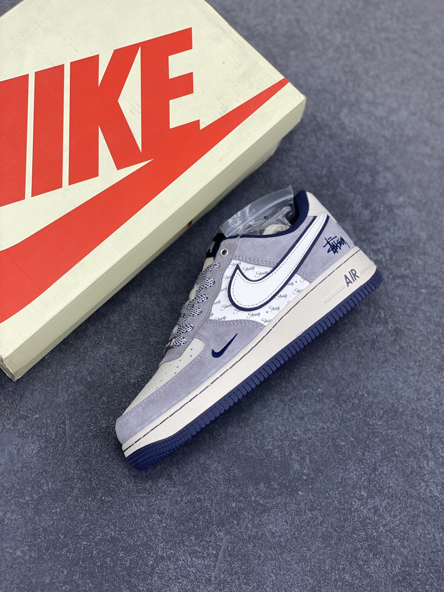 图片[7]-福利特价 NIke Air Force 1 \’07 Low “斯图西联名–灰白英文蓝底”空军一号 低帮 运动鞋 休闲鞋 折边针车 工艺难度大 原楦头原纸板 原装鞋盒 定制五金配件 内置全掌气垫 原厂鞋底 货号：SJ6698-006 尺码：36 36.5 37.5 38 38.5 39 40 40.5 41 42 42.5 43 44 44.5 45-选品中心