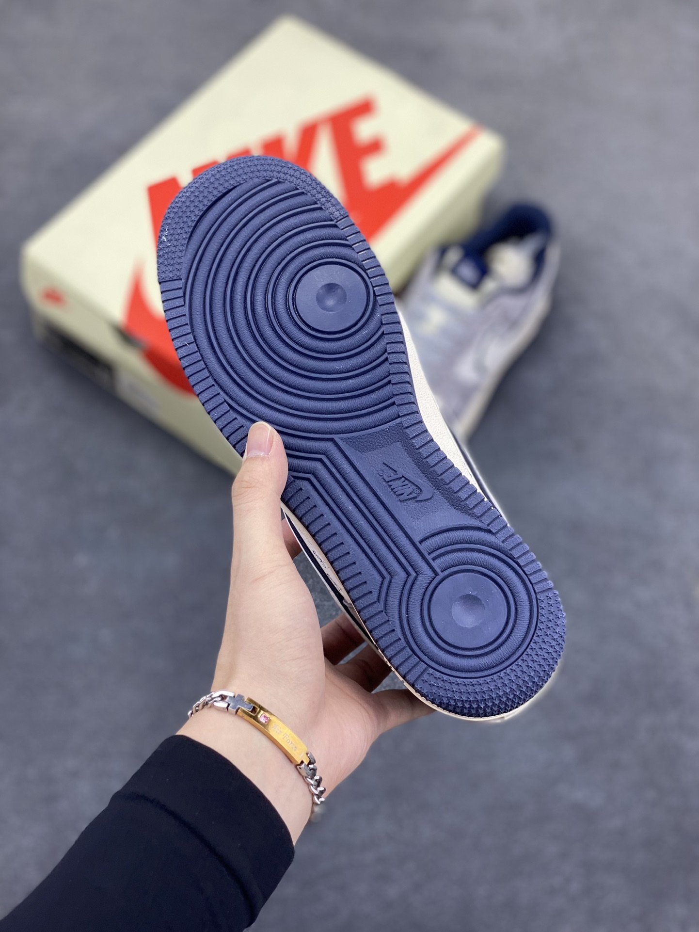 图片[5]-福利特价 NIke Air Force 1 \’07 Low “斯图西联名–灰白英文蓝底”空军一号 低帮 运动鞋 休闲鞋 折边针车 工艺难度大 原楦头原纸板 原装鞋盒 定制五金配件 内置全掌气垫 原厂鞋底 货号：SJ6698-006 尺码：36 36.5 37.5 38 38.5 39 40 40.5 41 42 42.5 43 44 44.5 45-选品中心