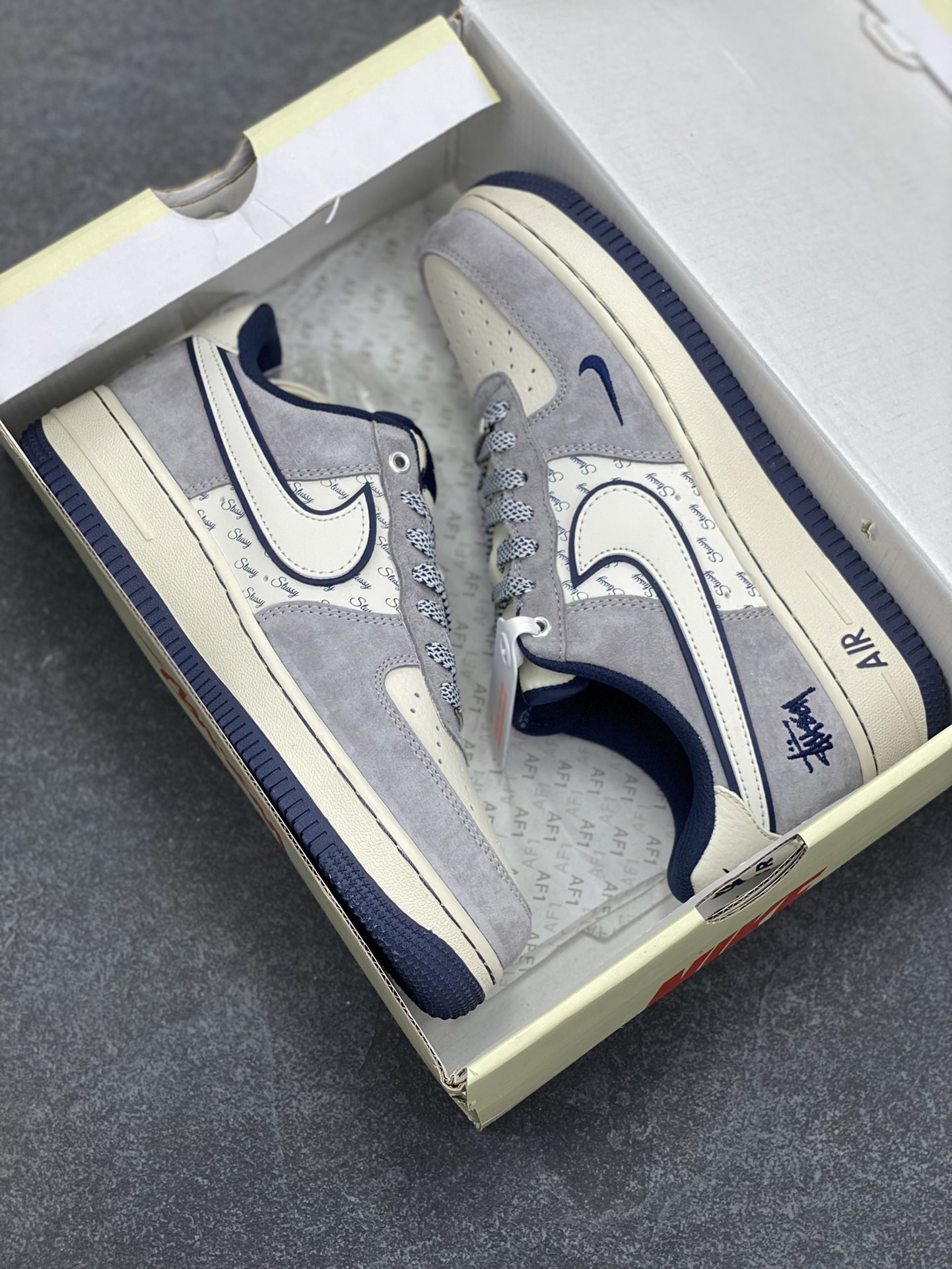 图片[9]-福利特价 NIke Air Force 1 \’07 Low “斯图西联名–灰白英文蓝底”空军一号 低帮 运动鞋 休闲鞋 折边针车 工艺难度大 原楦头原纸板 原装鞋盒 定制五金配件 内置全掌气垫 原厂鞋底 货号：SJ6698-006 尺码：36 36.5 37.5 38 38.5 39 40 40.5 41 42 42.5 43 44 44.5 45-选品中心