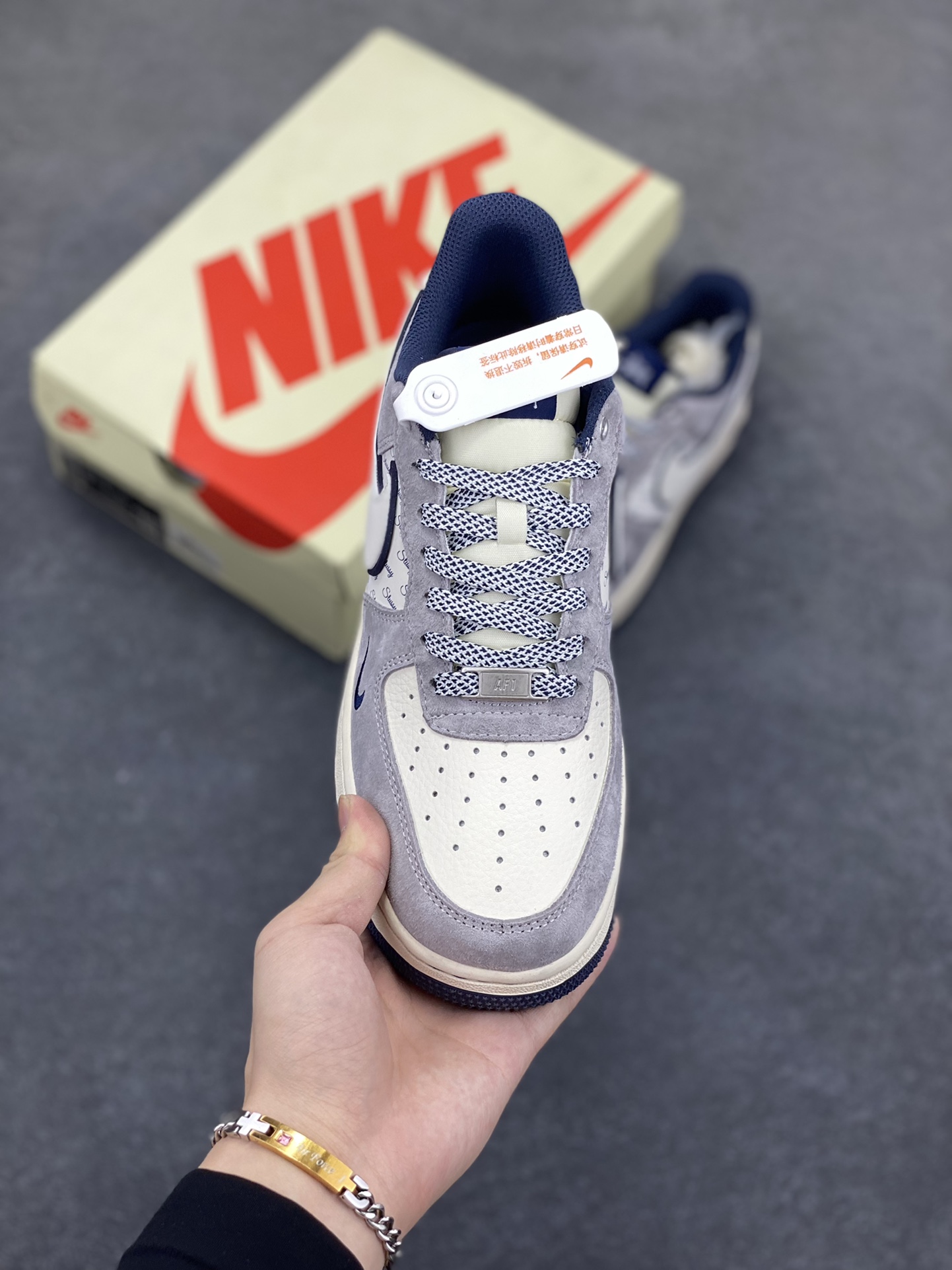 图片[2]-福利特价 NIke Air Force 1 \’07 Low “斯图西联名–灰白英文蓝底”空军一号 低帮 运动鞋 休闲鞋 折边针车 工艺难度大 原楦头原纸板 原装鞋盒 定制五金配件 内置全掌气垫 原厂鞋底 货号：SJ6698-006 尺码：36 36.5 37.5 38 38.5 39 40 40.5 41 42 42.5 43 44 44.5 45-选品中心