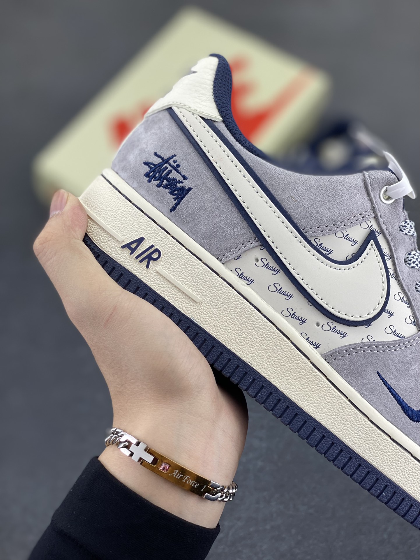 图片[6]-福利特价 NIke Air Force 1 \’07 Low “斯图西联名–灰白英文蓝底”空军一号 低帮 运动鞋 休闲鞋 折边针车 工艺难度大 原楦头原纸板 原装鞋盒 定制五金配件 内置全掌气垫 原厂鞋底 货号：SJ6698-006 尺码：36 36.5 37.5 38 38.5 39 40 40.5 41 42 42.5 43 44 44.5 45-选品中心