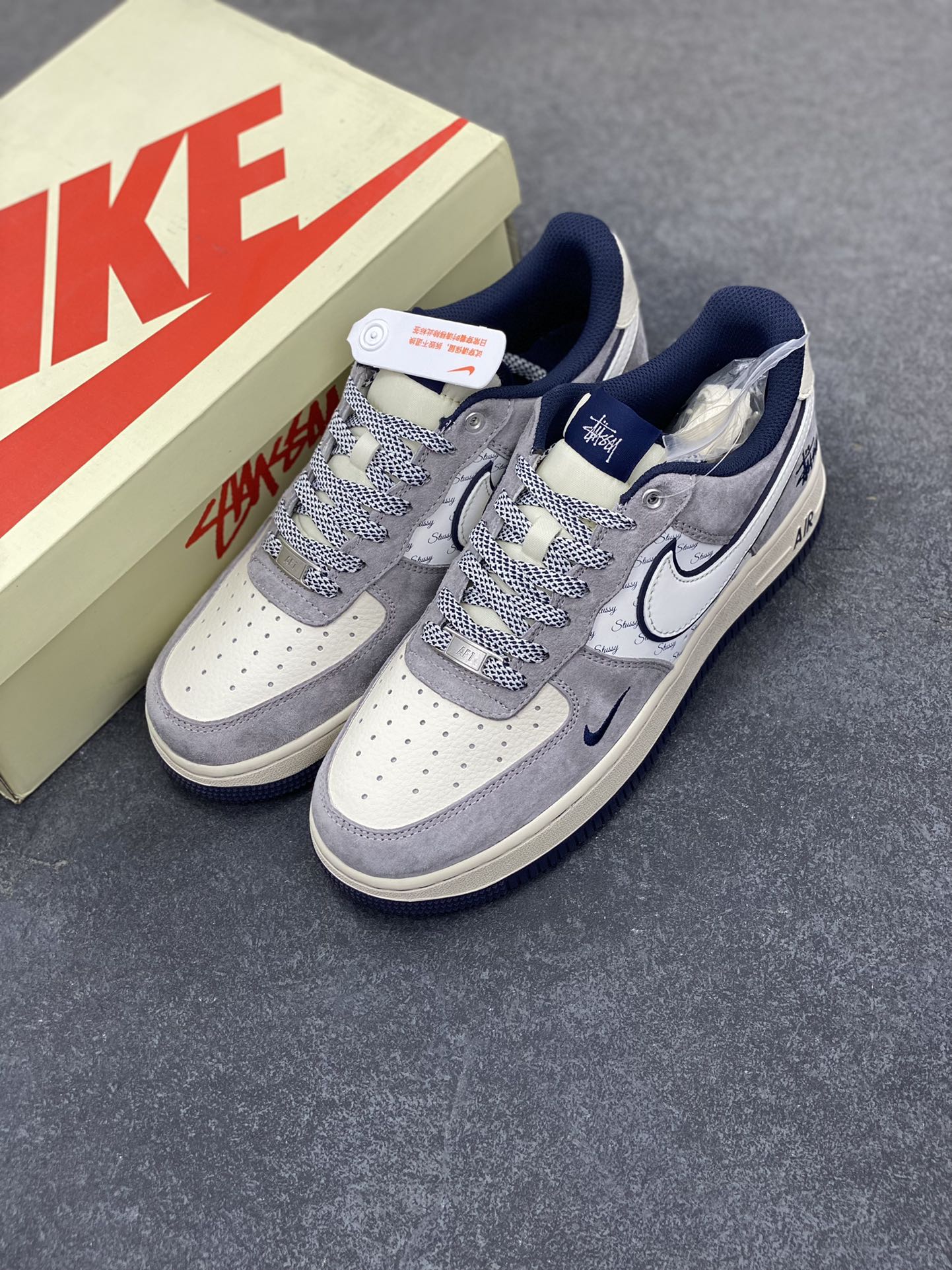 图片[8]-福利特价 NIke Air Force 1 \’07 Low “斯图西联名–灰白英文蓝底”空军一号 低帮 运动鞋 休闲鞋 折边针车 工艺难度大 原楦头原纸板 原装鞋盒 定制五金配件 内置全掌气垫 原厂鞋底 货号：SJ6698-006 尺码：36 36.5 37.5 38 38.5 39 40 40.5 41 42 42.5 43 44 44.5 45-选品中心