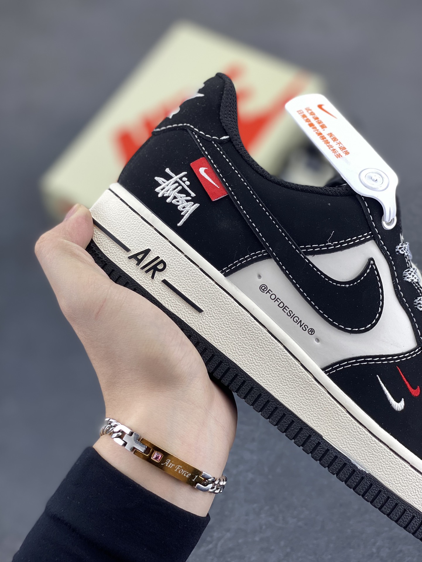 图片[6]-福利特价 NIke Air Force 1 \’07 Low “斯图西联名–米黑双勾红标”空军一号 低帮 运动鞋 休闲鞋 折边针车 工艺难度大 原楦头原纸板 原装鞋盒 定制五金配件 内置全掌气垫 原厂鞋底 货号：SJ6698-012 尺码：36 36.5 37.5 38 38.5 39 40 40.5 41 42 42.5 43 44 44.5 45-选品中心